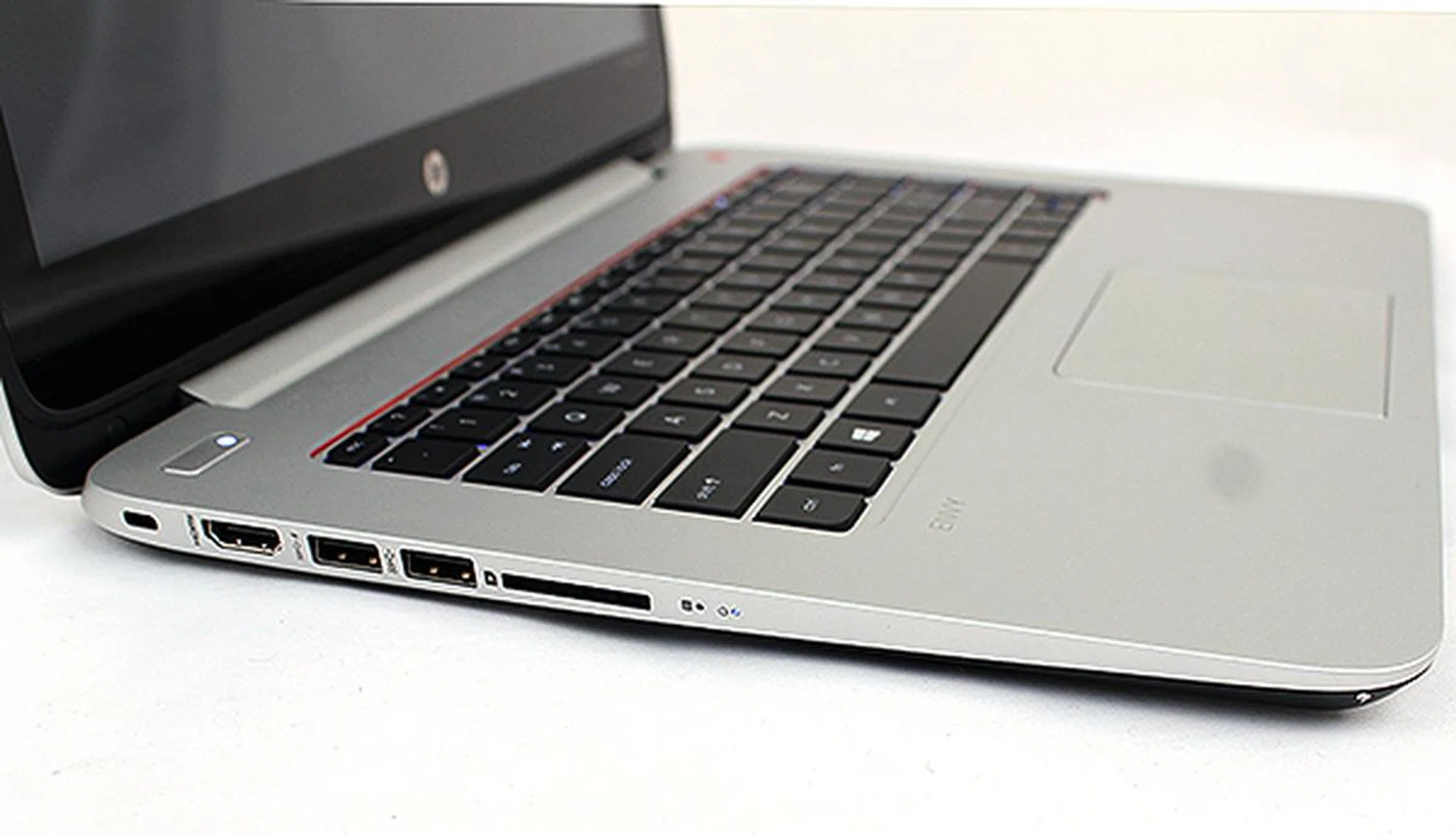 On the left, there is an HDMI port, two USB 3.0 ports and a memory card reader.
