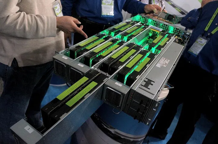 The 3U rack is configured with four canisters each housing four accelerators. Each canister of cards can be configured to power dedicated host systems, thereby increasing the HDCA appliance's usability and versatility in accelerator configuration.