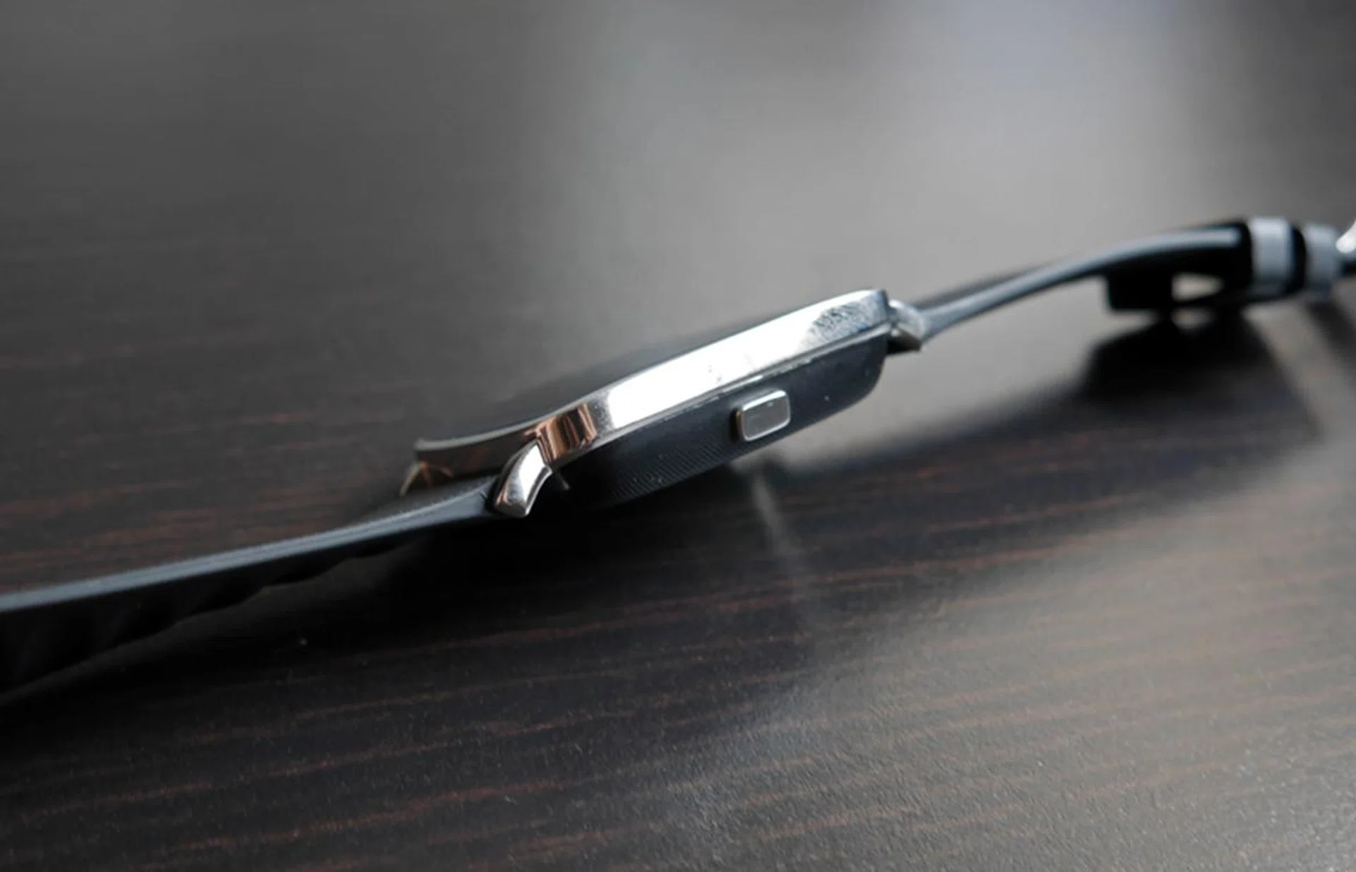 The polished metal frame is a bit of a fingerprint magnet.