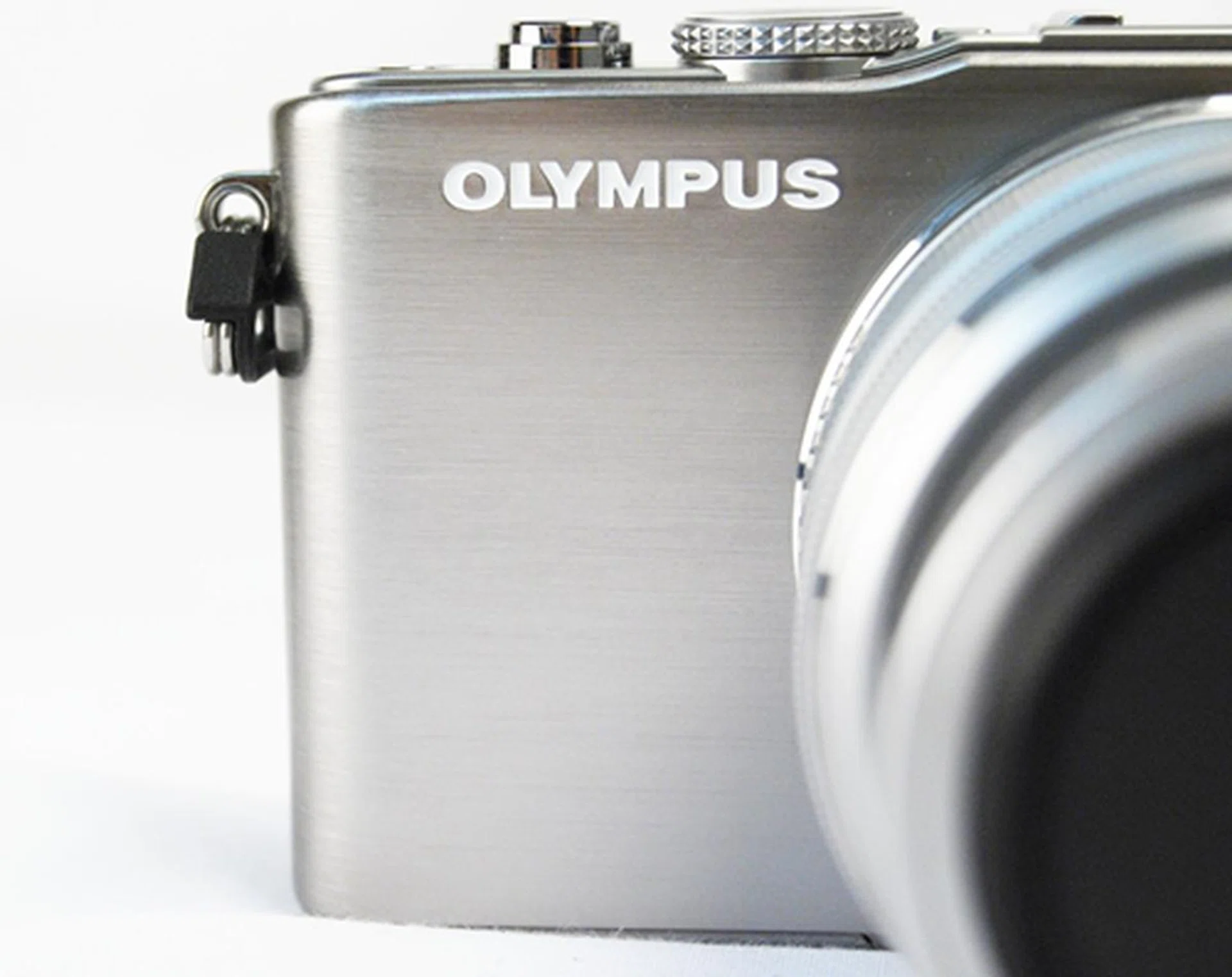The E-PL3’s front is flat and made out of lacquered metal. A lack of a handgrip makes it slightly cumbersome for those looking to shoot for an extended period of time. 