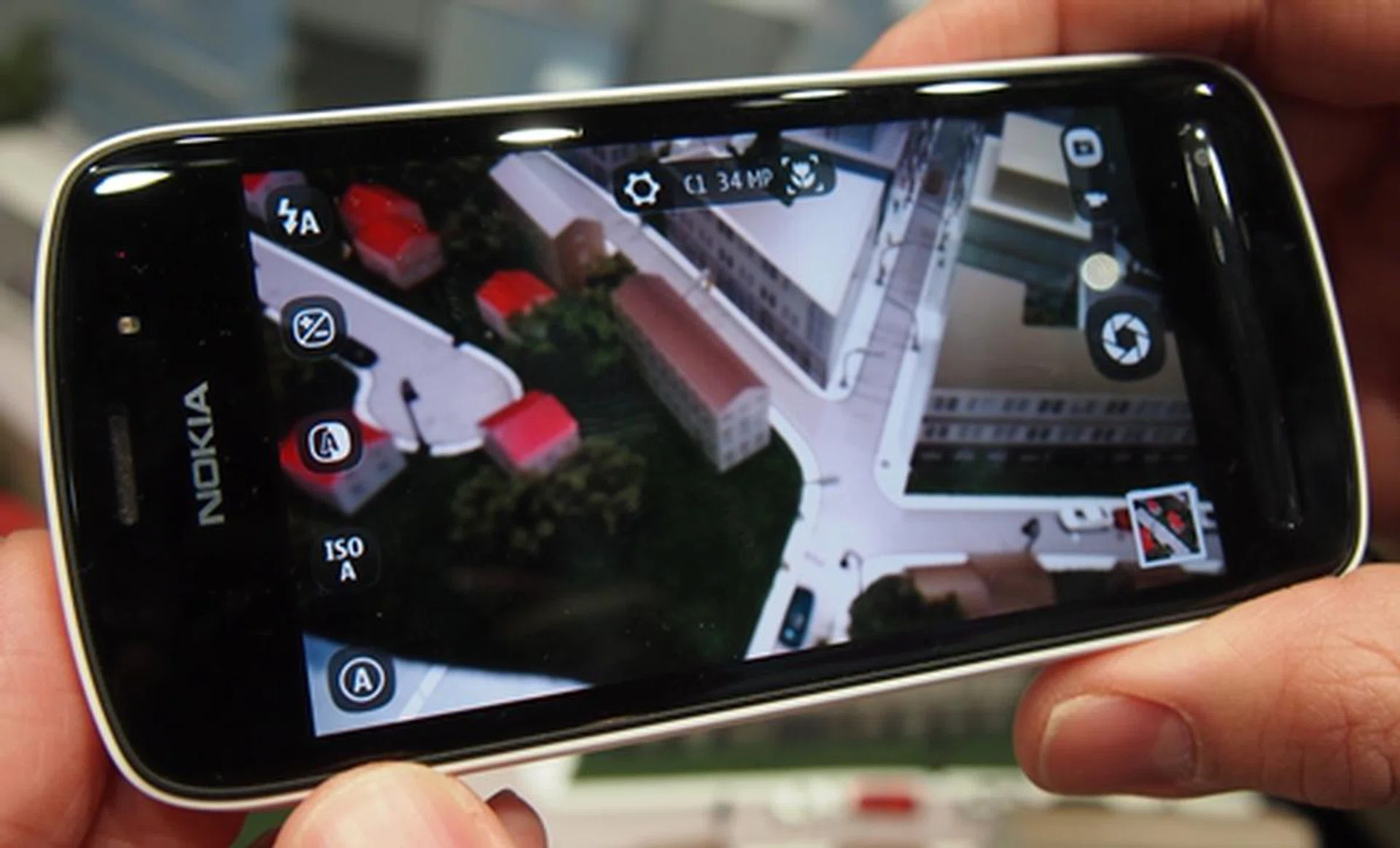 The camera user interface is pretty straightforward although it may be a tad too confusing for beginners in photography.