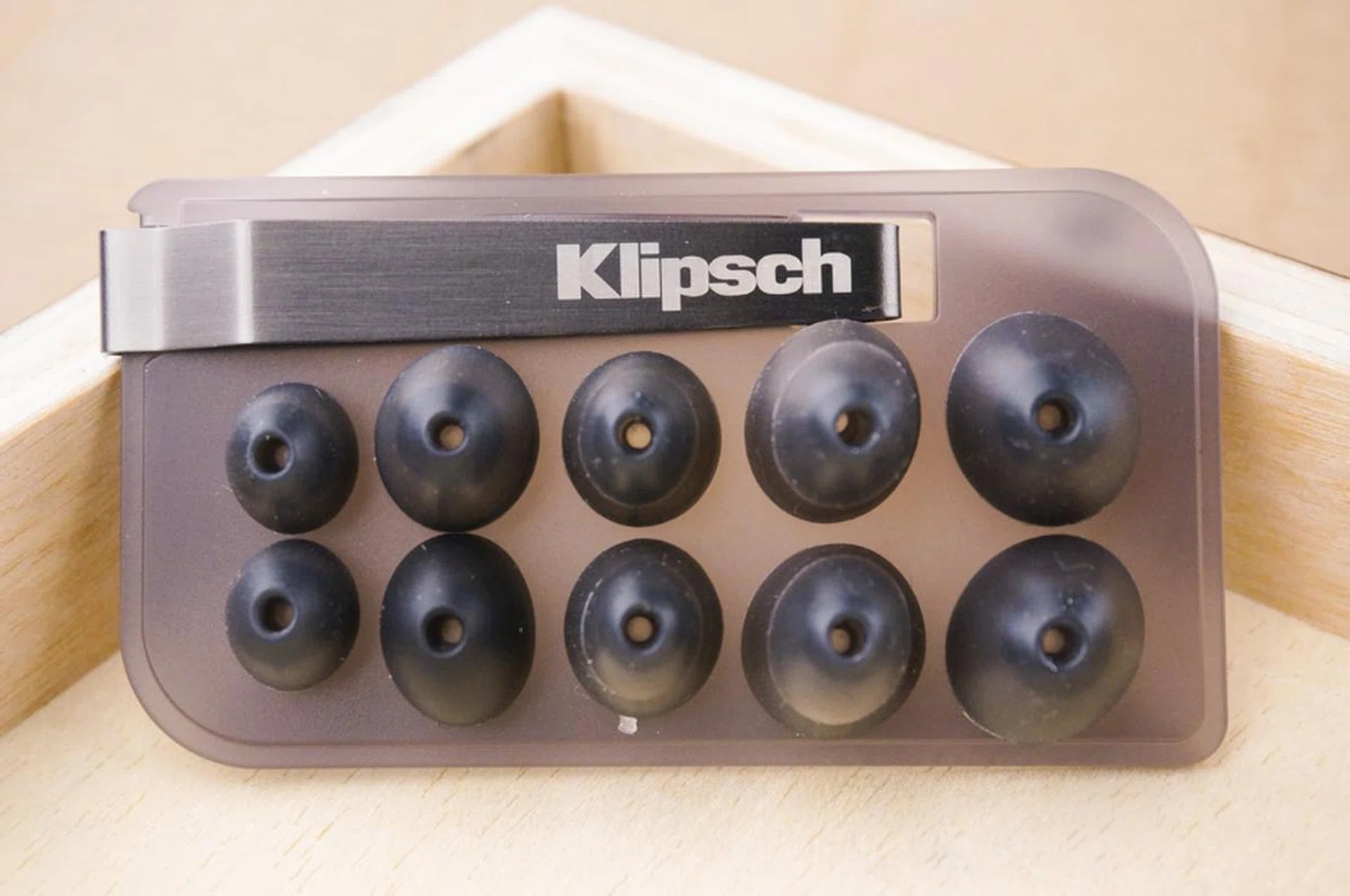 A set of five replacement ear tips are provided. 