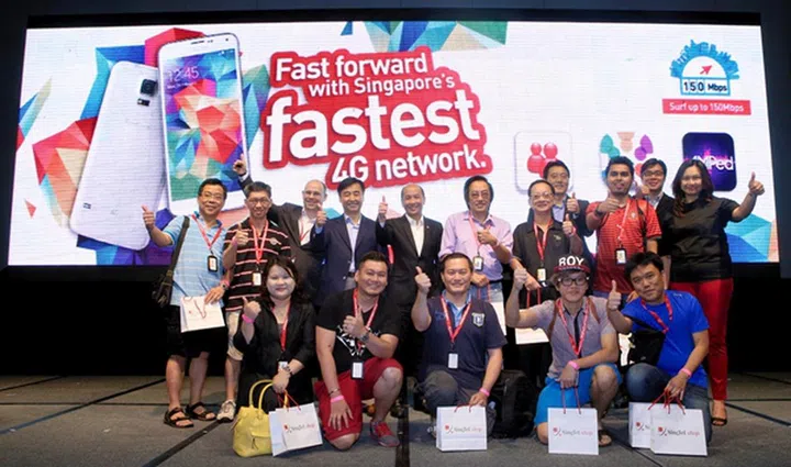 The first 10 customers in the queue were onstage with SingTel and Samsung executives at the launch the Galaxy S5 smartphone in Singapore. <br> Image source: SingTel