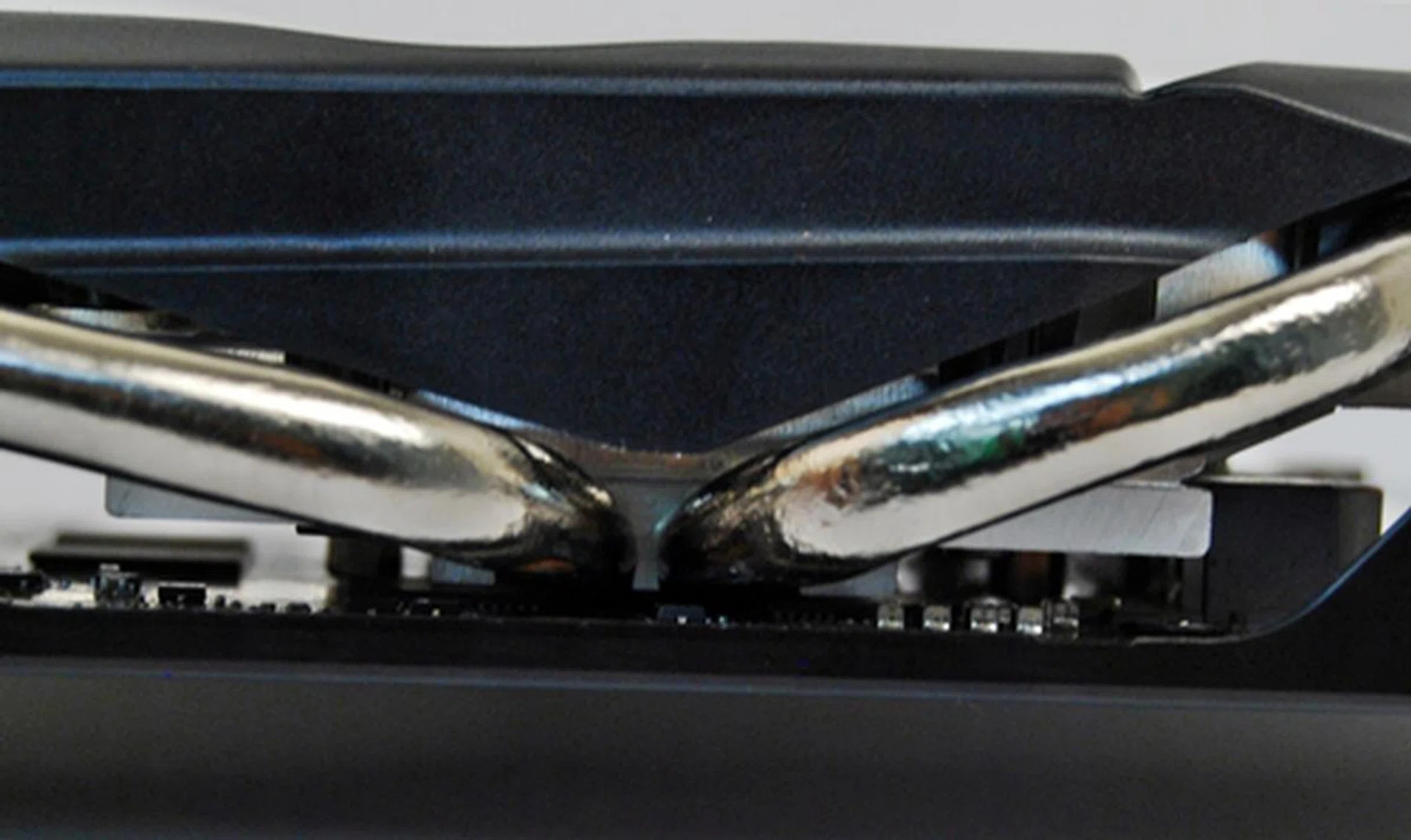 The heatpipes draw heat away from the DirectCU heatsink that sits directly on the Cape Verde GPU.