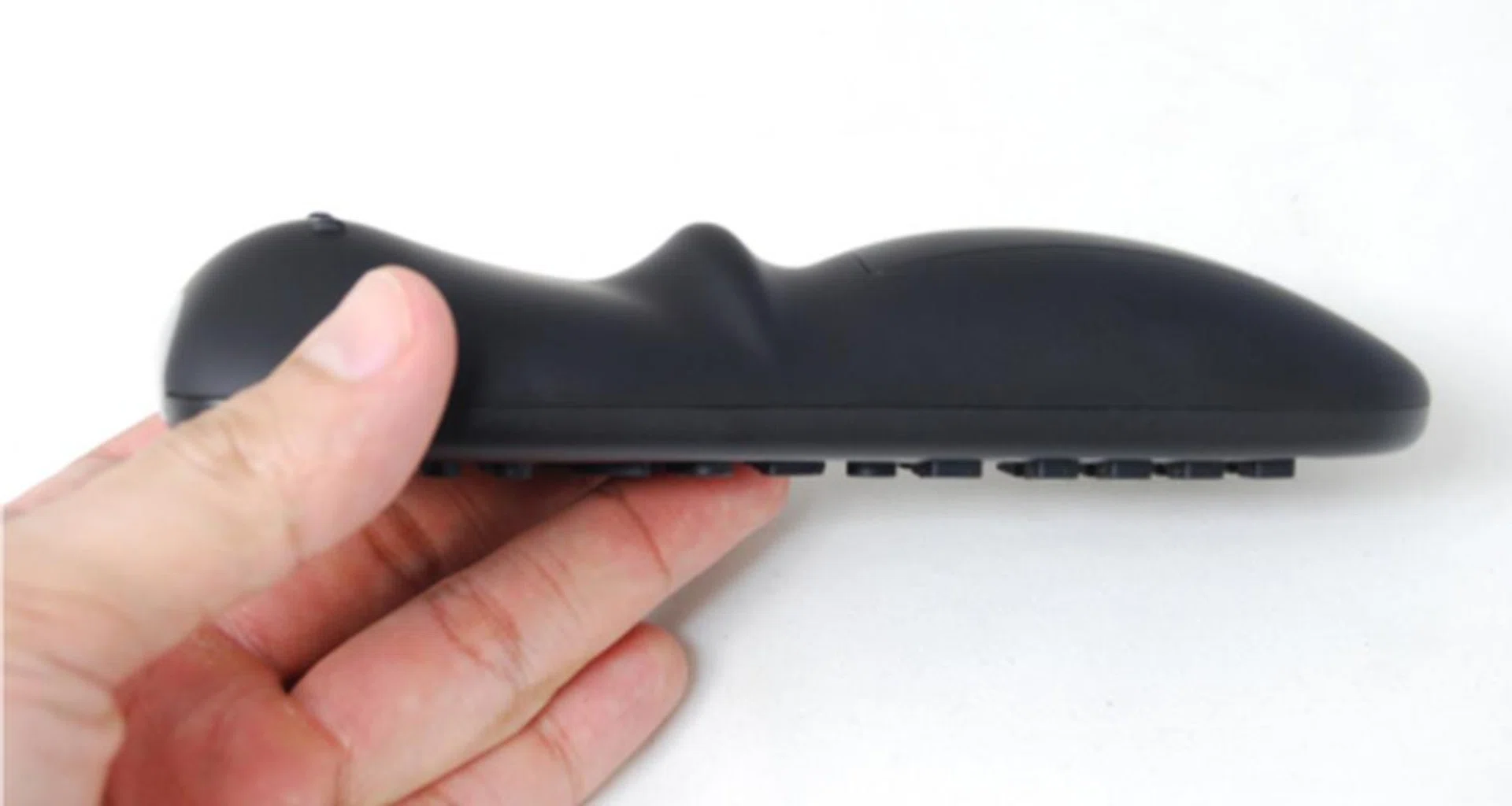 The back of the remote is shaped in such a way that it feels very natural to grip and handle it. 