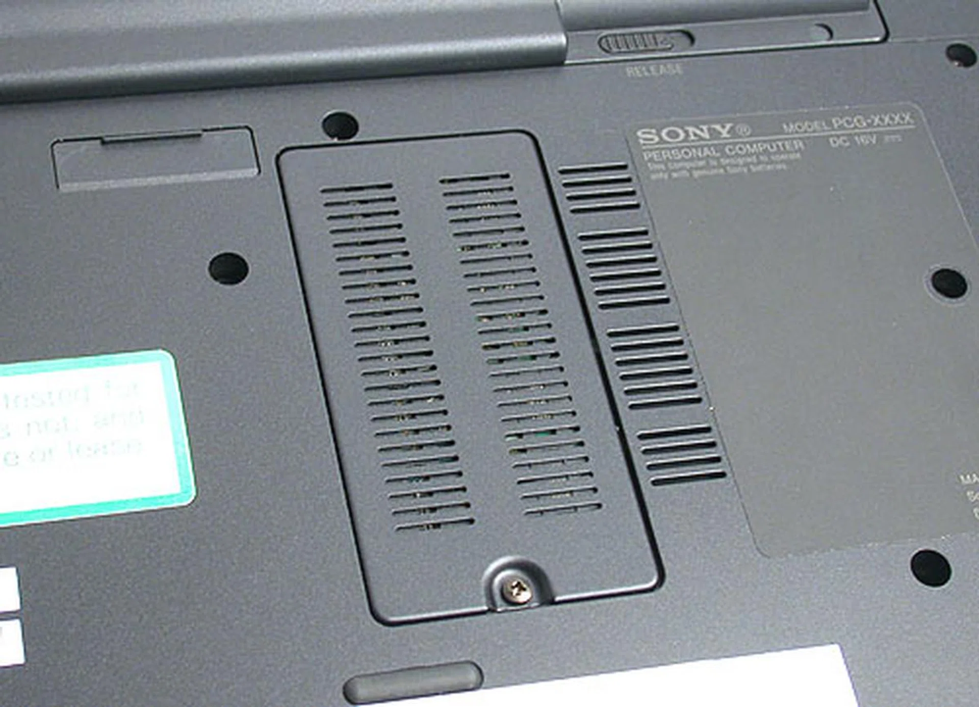 Access to the single SODIMM slot is quite convenient though having only 1 slot does limit the upgrade options.