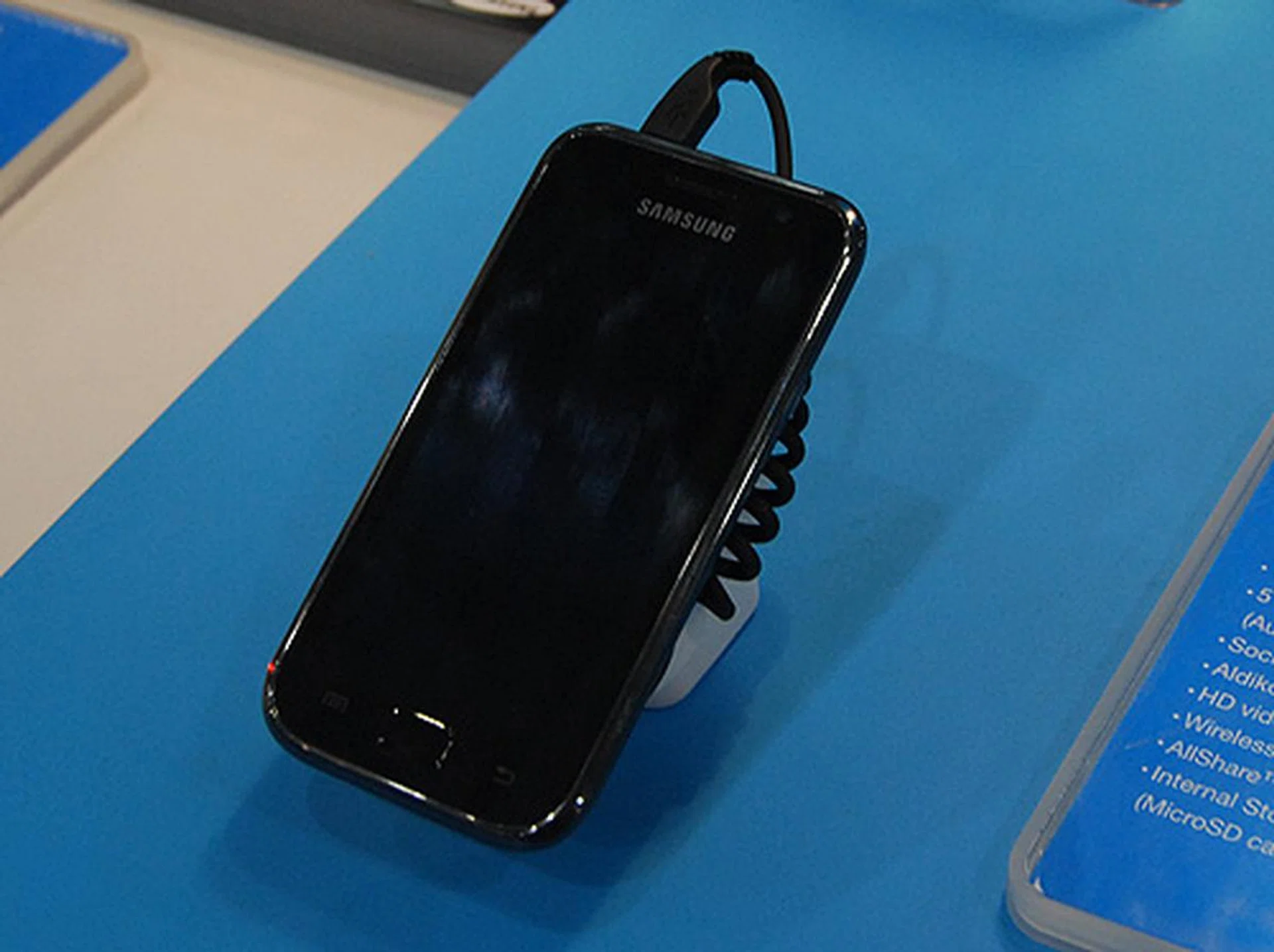 The Samsung Galaxy S has received rave reviews throughout and you can get it at Sitex for $798 (U.P.: $898).