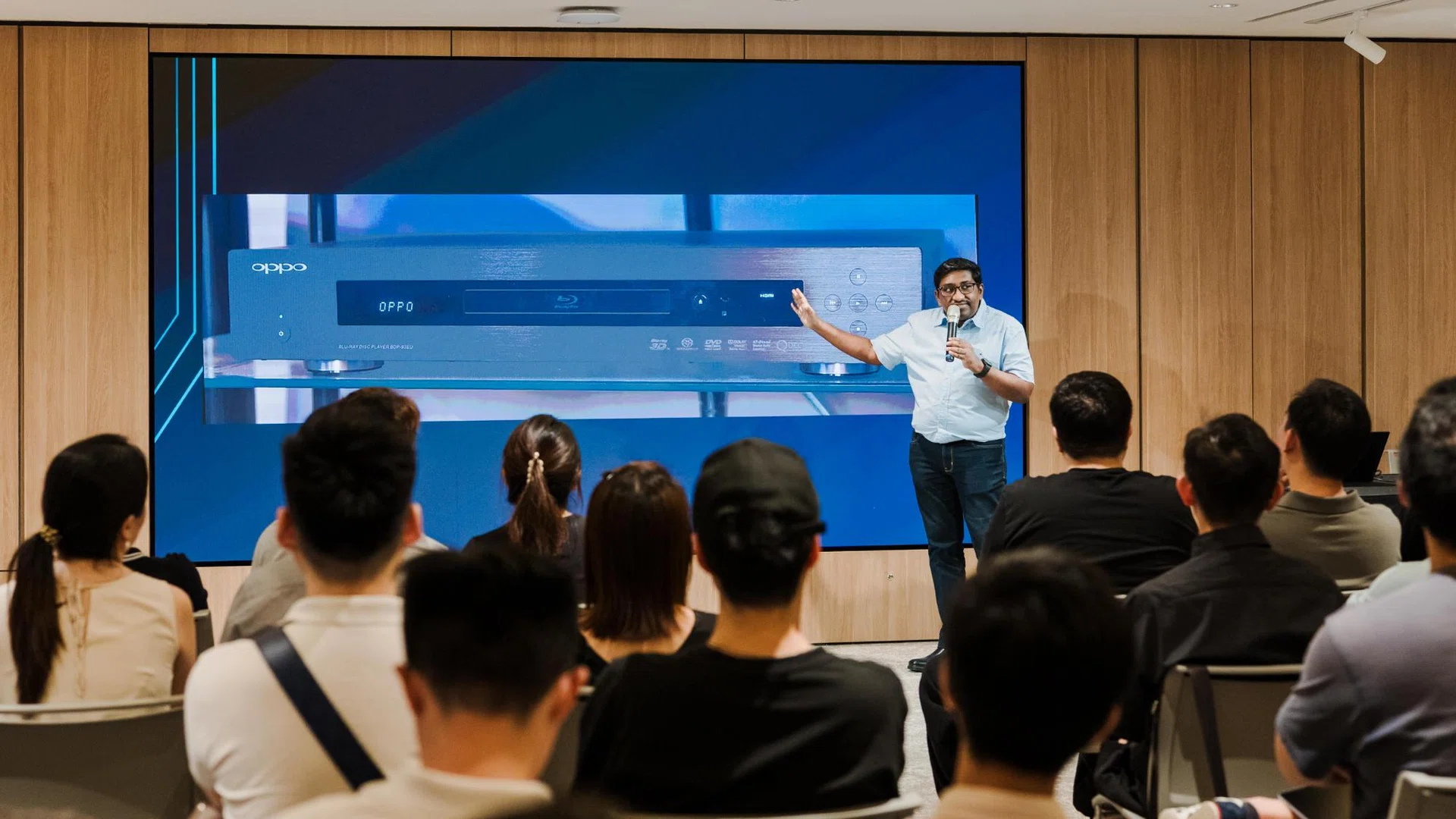 Editor-in-Chief Vijay shares his knowledge of OPPO’s history. 