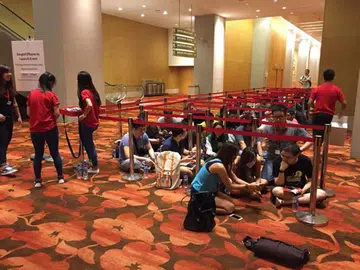 The first batch of Singtel customers arrive for their 8AM appointments.