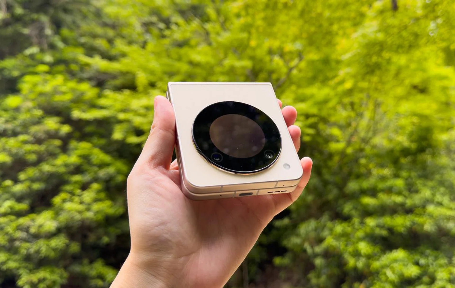 Nubia Flip 5G fully closed.