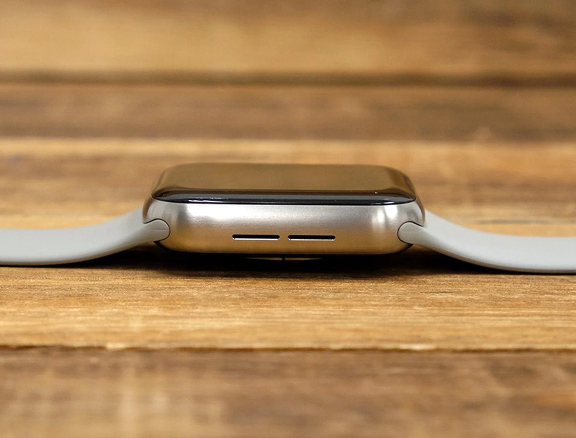 The natural titanium Apple Watch Edition has horizontal brushing on the case and it resists fingerprints and scratches well.