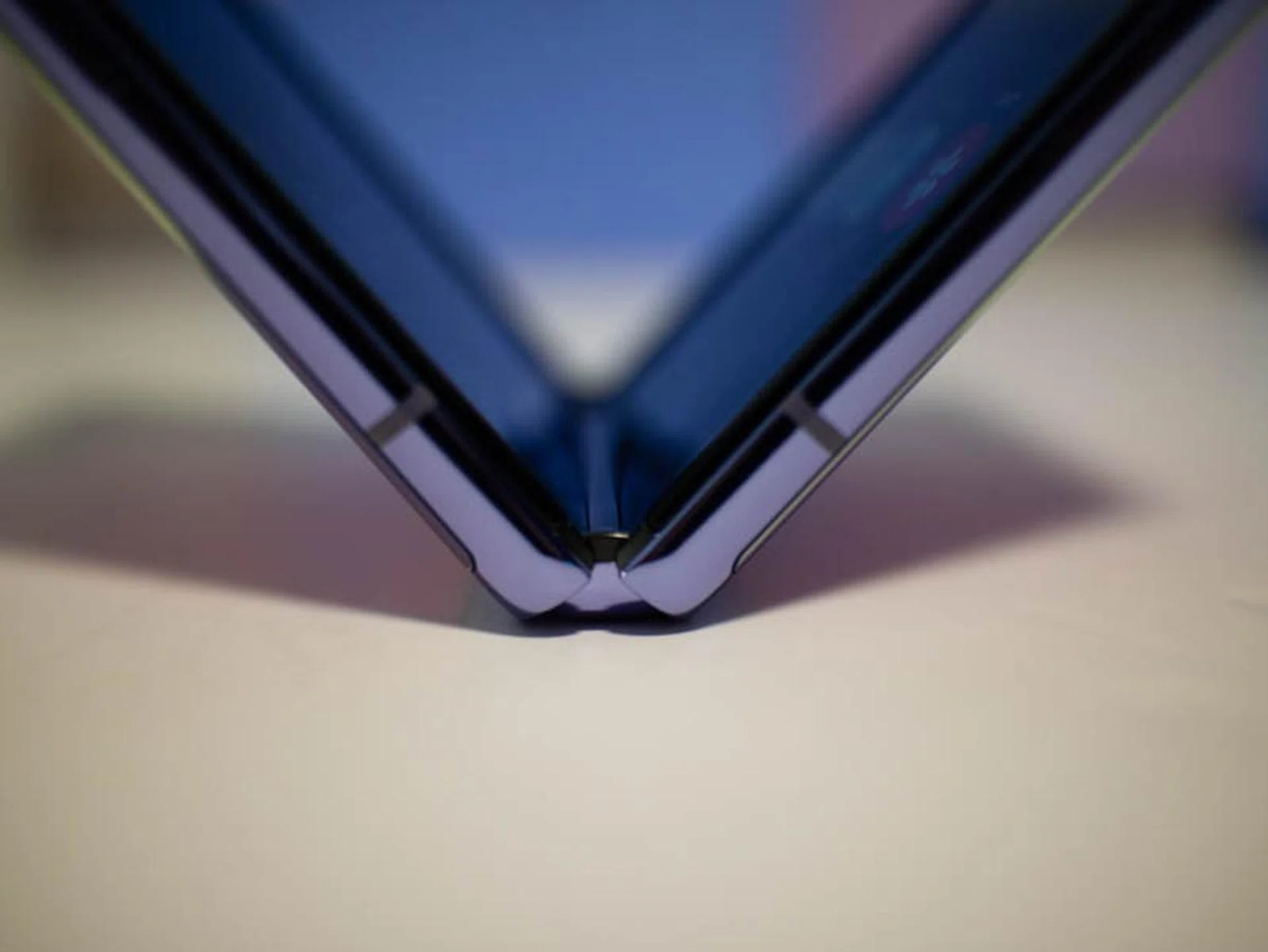 The new hinge mechanism allows the Z Flip to be held at any position.