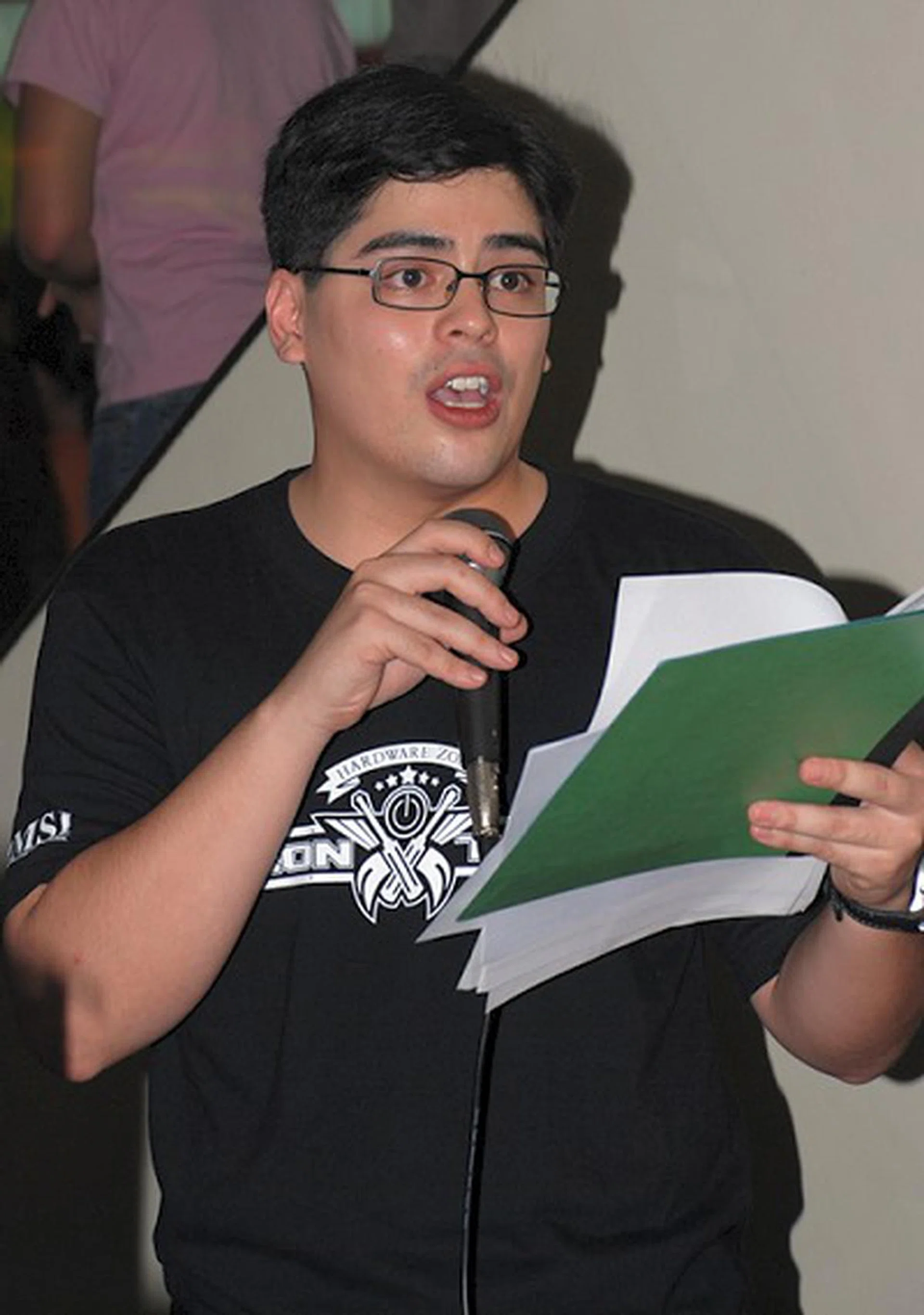  Briefing the contestants and playing the role as MC for the competition is none other than HWM Philippines' Editor and Manager, Paolo Sotto Manzano.  