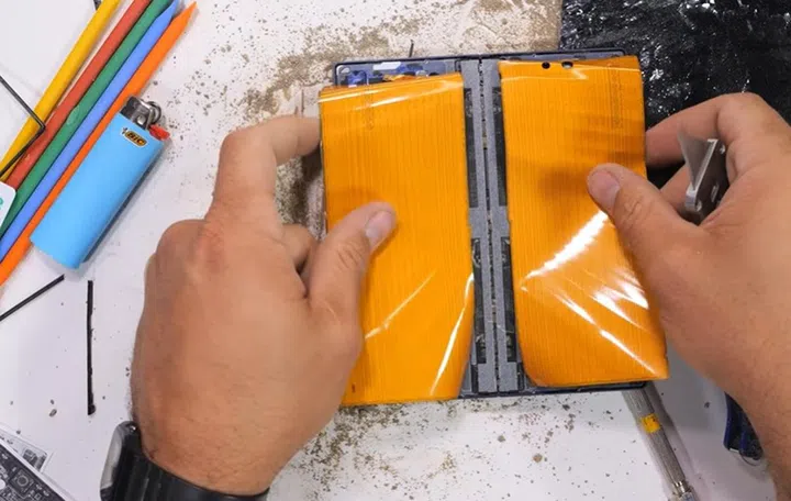 Samsung Galaxy Z Fold6's durability test by YouTube channel JerryRigEverything. Source: JerryRigEverything.