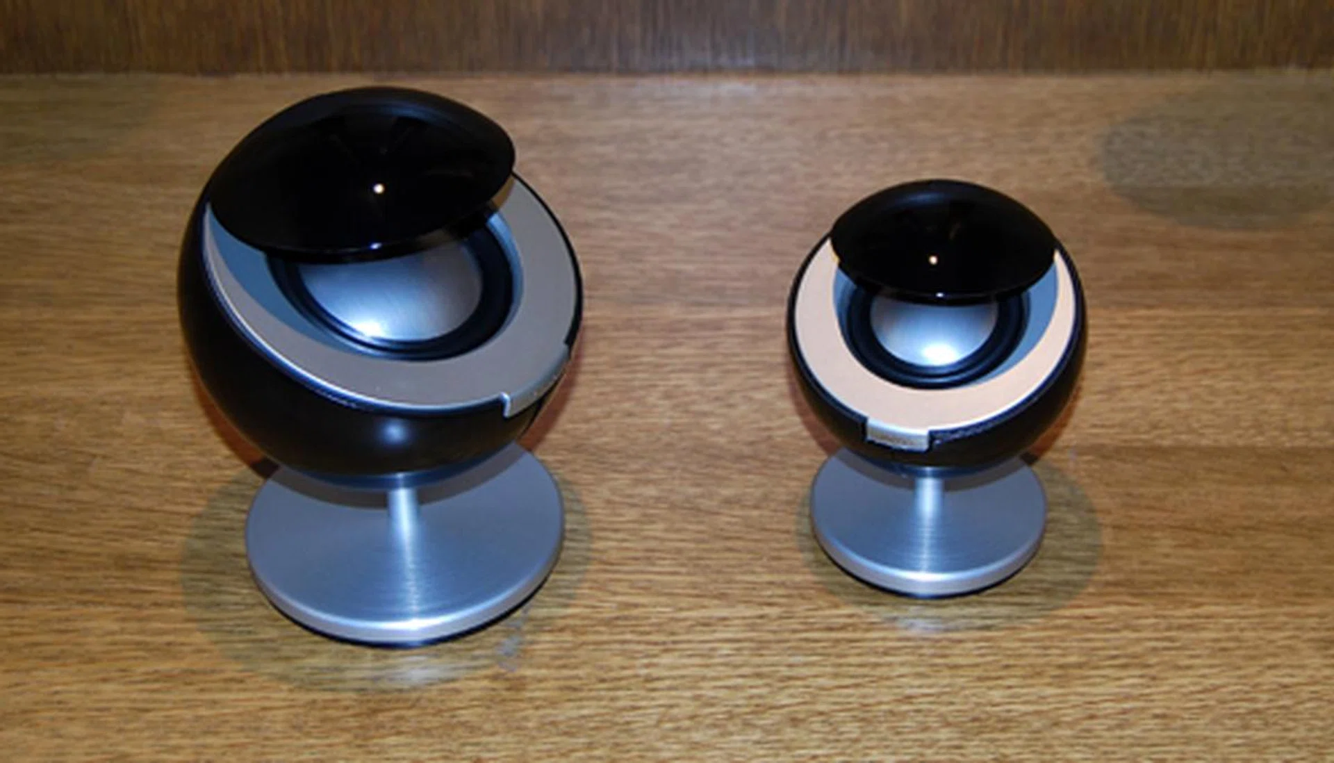 Armed with a bigger tweeter and woofer, the Jamo 360 S 35 is significantly larger than the Jamo 360 S 25. The size difference is evident in this photo.