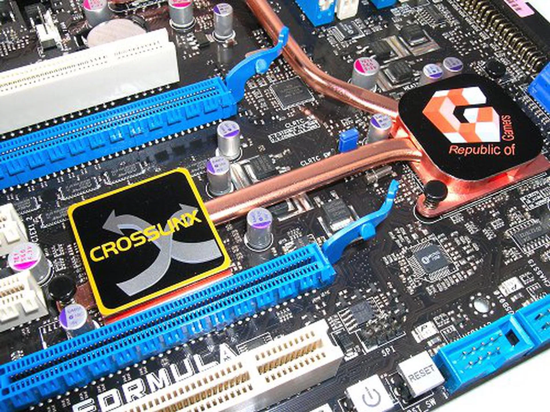 Crosslinx is an extra chipset used to override the primary PCIe x16 lanes and split them into dual x8 for CrossFire use.