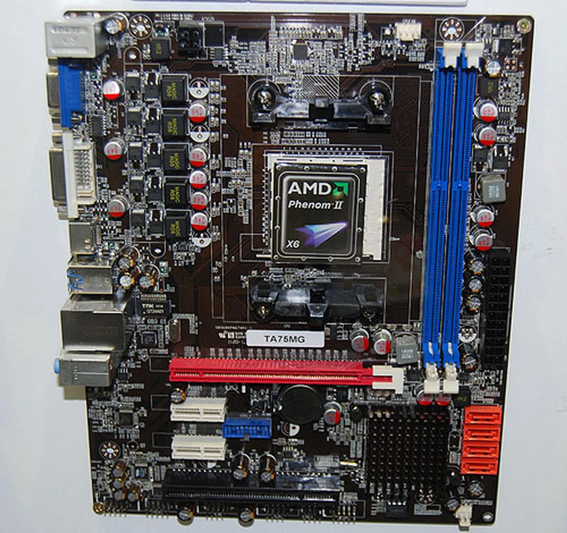 The TA75MG is based on the AMD A75 chipset. It has four SATA 6Gbps ports with two DDR3 1600MHz DIMM slots and a single PCIe 2.0 x16 slot for discrete graphics. 