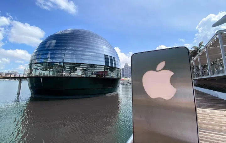 More than 700 Apple employees are laid off due to the cancellation of the electric car and microLED projects.