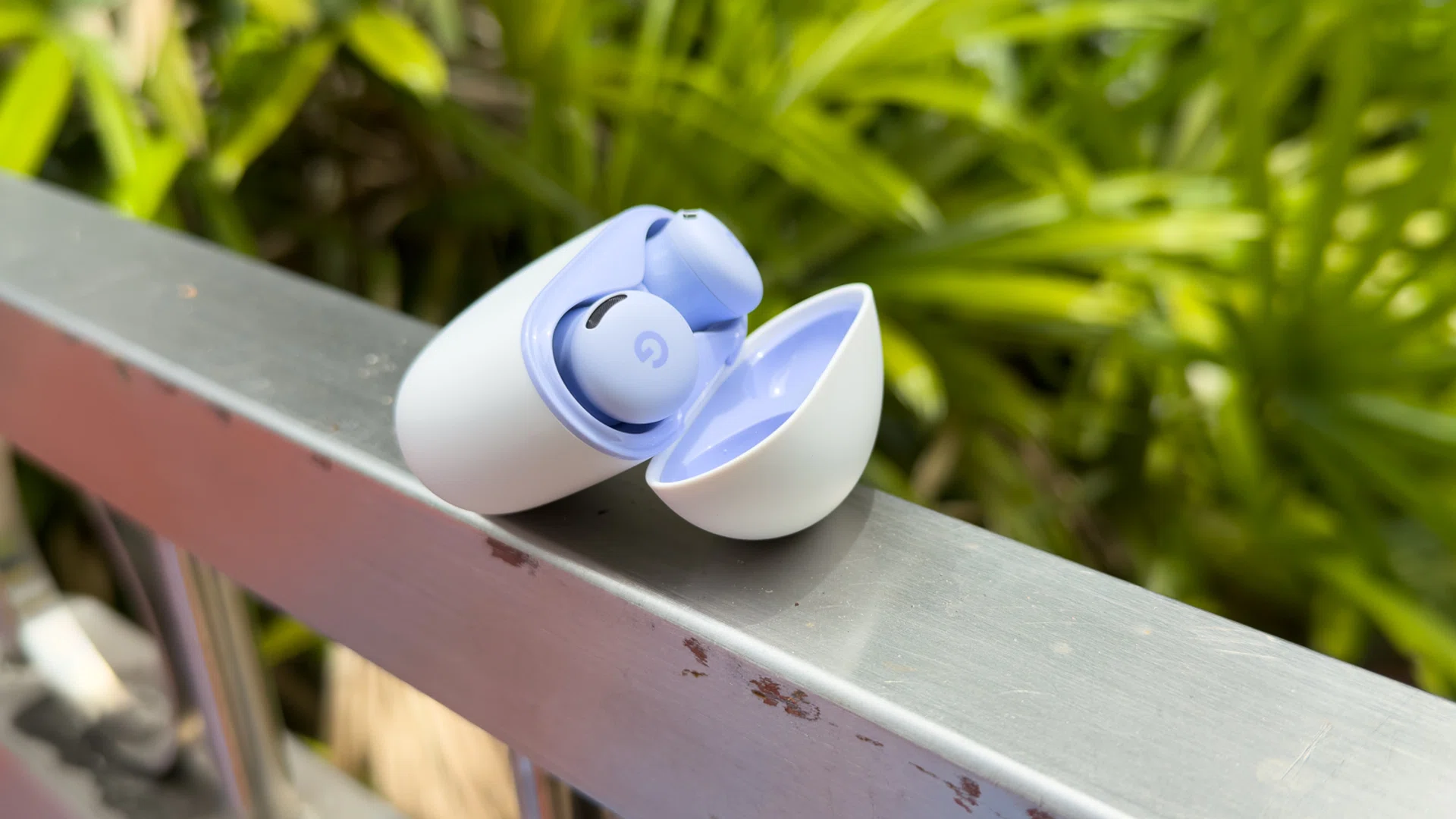 Google Pixel Buds 2a in Iris.