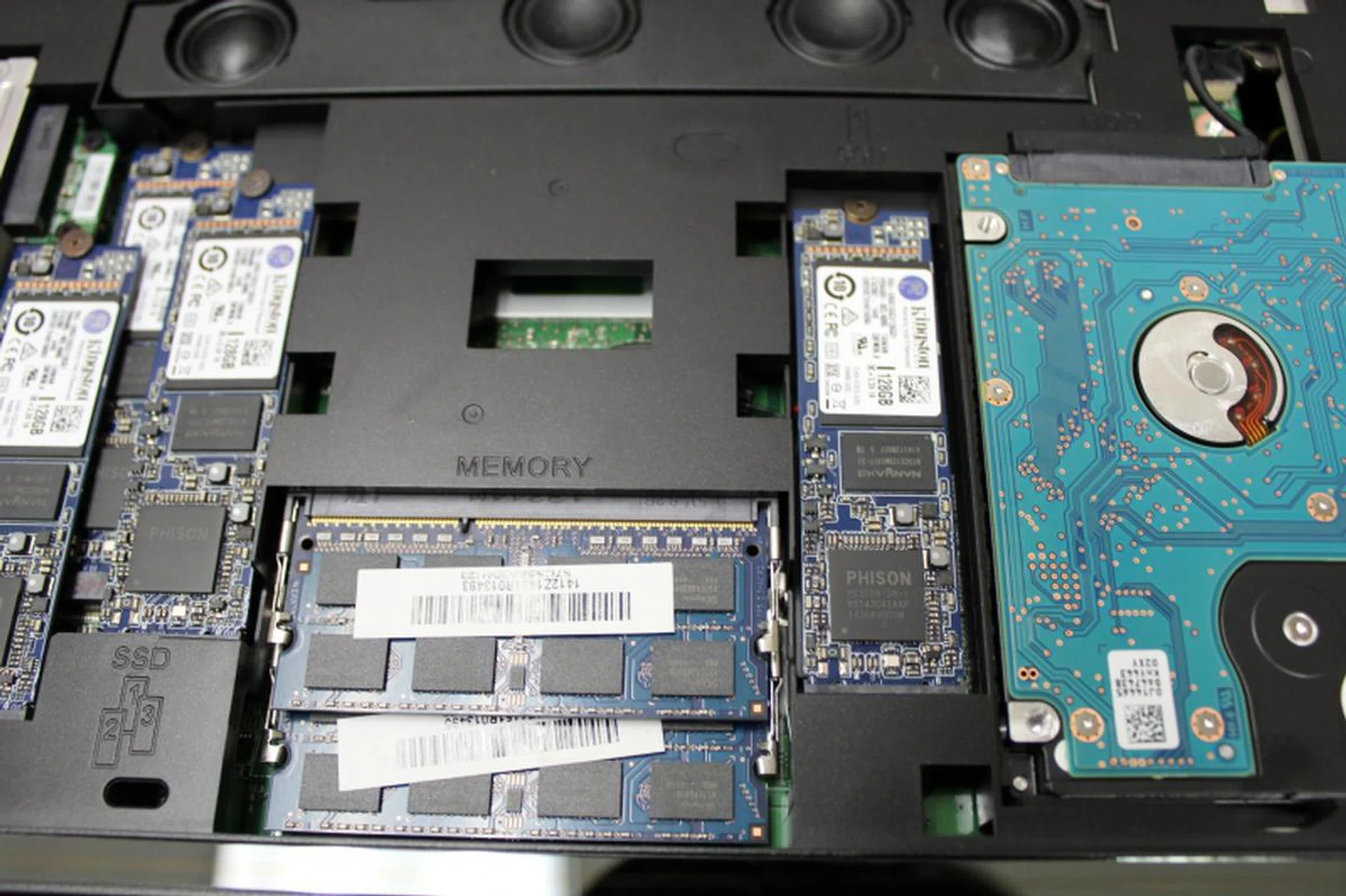 Here we can see the two SO-DIMM slots for memory, which are flanked by the four Kingston M.2 SSDs. To the far right is the 1TB 7200rpm HDD.