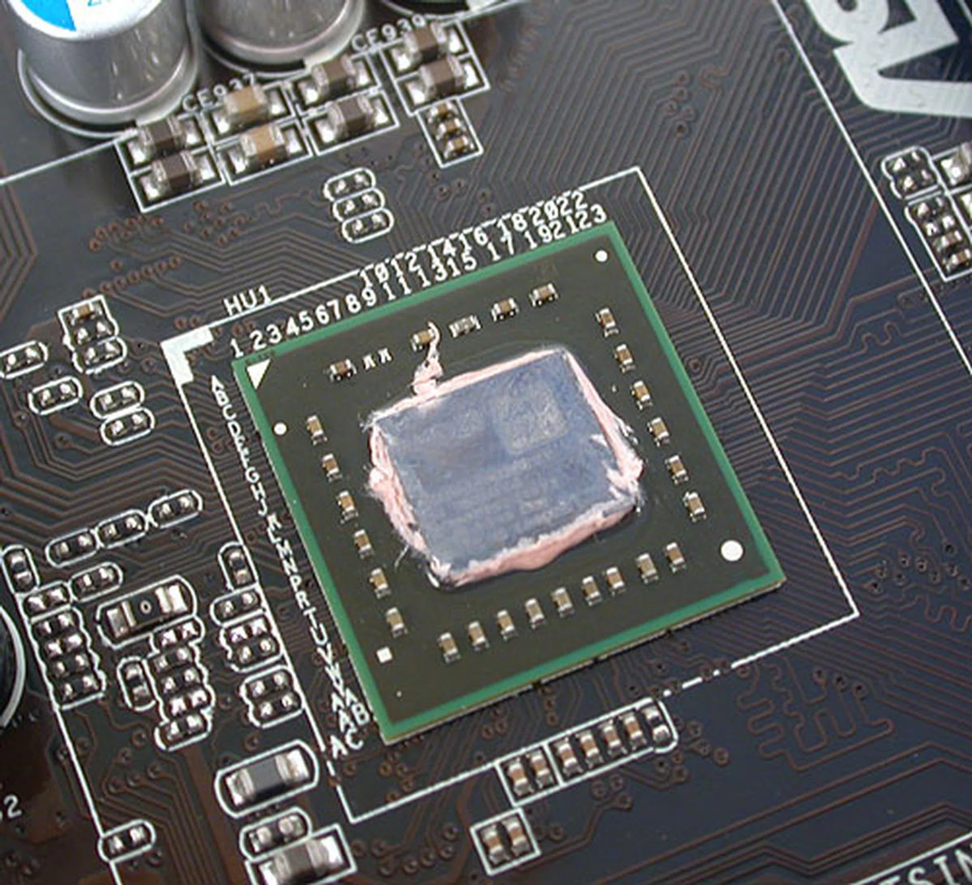 This small chip is the Zacate dual-core APU, manufactured using a 40nm process and with a low TDP of 18W. 