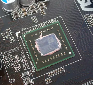 This small chip is the Zacate dual-core APU, manufactured using a 40nm process and with a low TDP of 18W. 