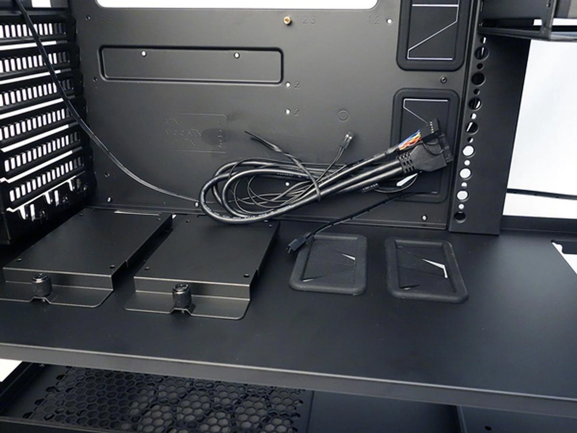 The pair of 2.5-inch drive trays are removable. Each of them is also sold as a separate piece of accessory.