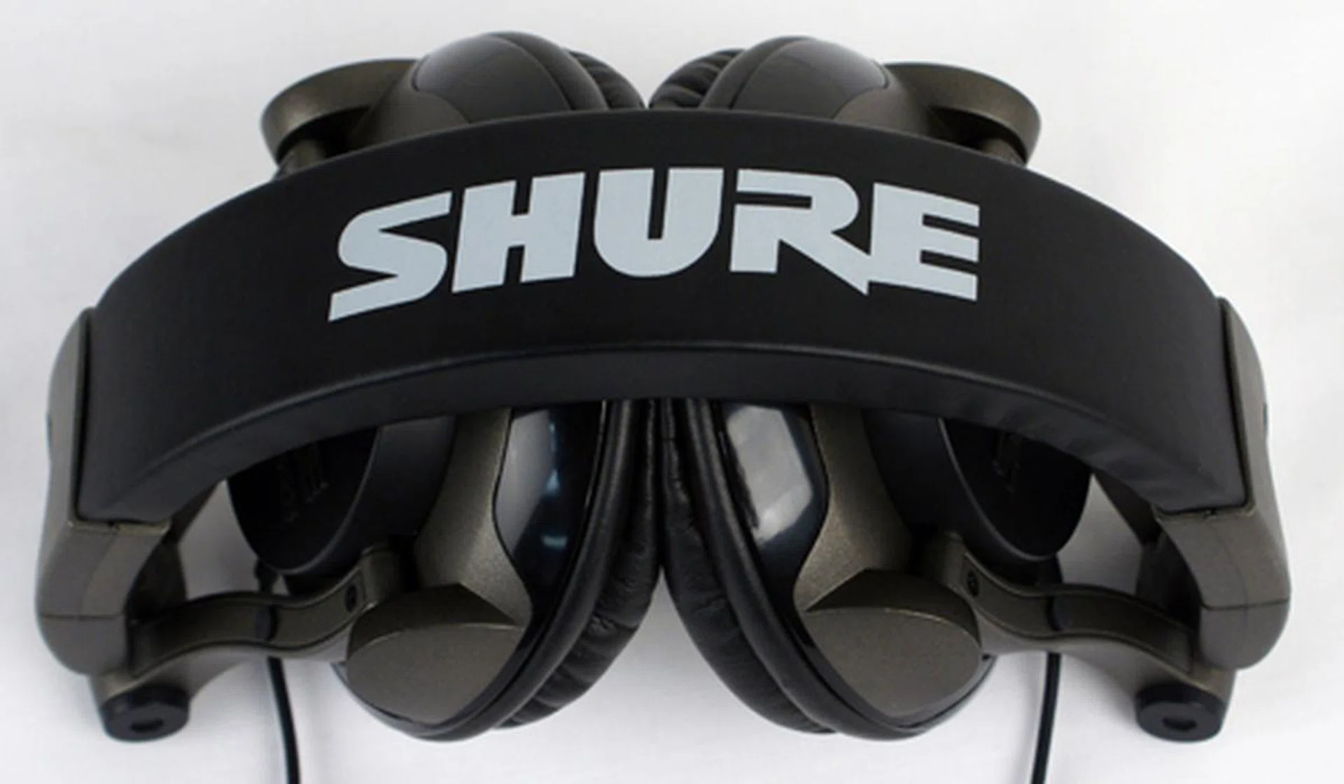 A better depiction of the swivel and flip features of the SRH550DJ. Here is the top view of the compact bundle the headphones can be folded into, making them highly portable.