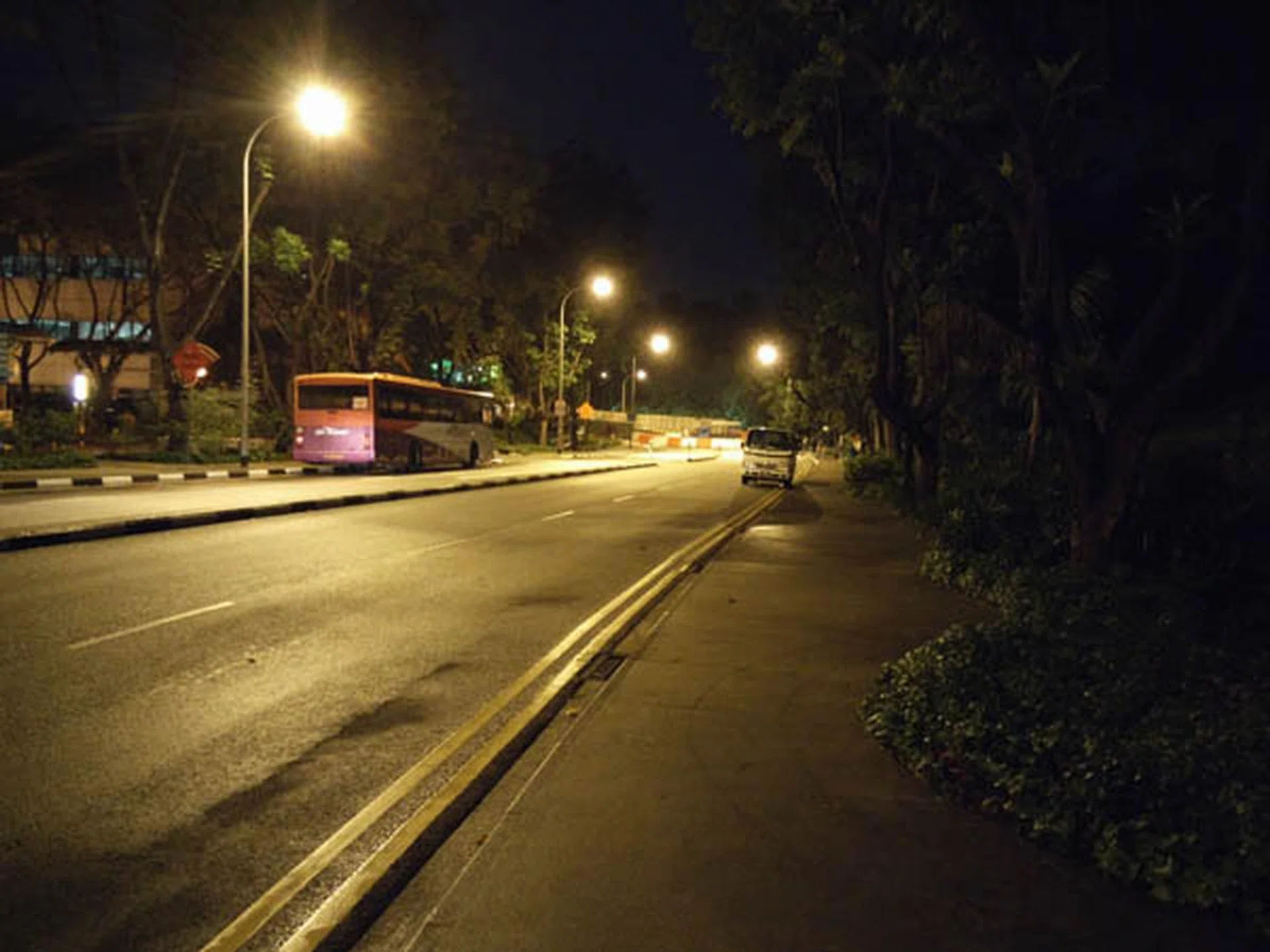 A night scene shot without night mode.