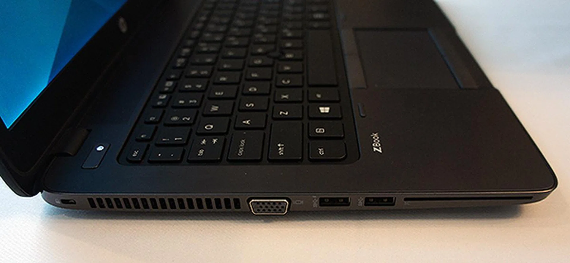 For a mobile workstation, the ZBook 14 is really thin at just 21mm thick. On the left side, we can find a VGA output, two USB 3.0 ports and a Smart Card reader.