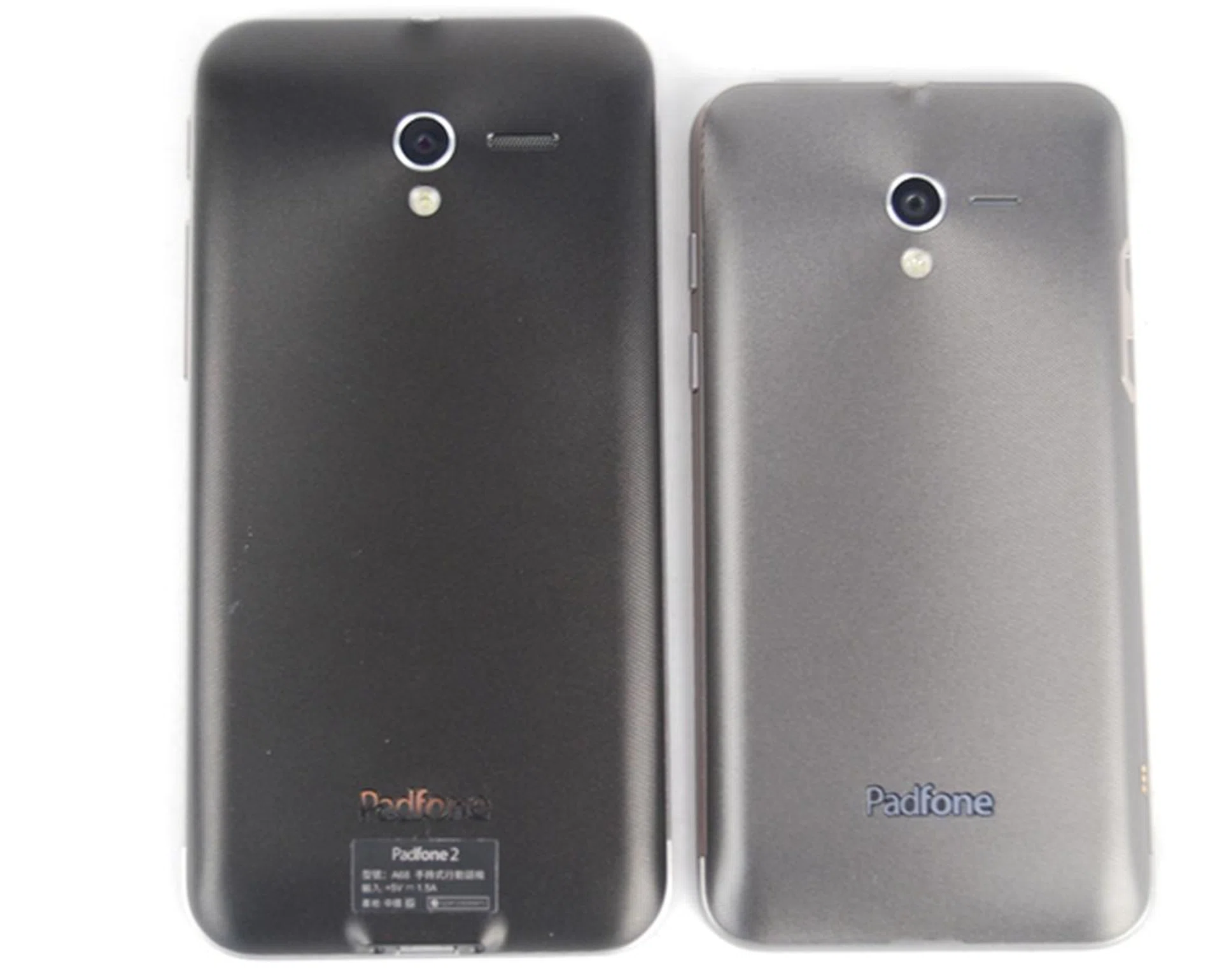 The ASUS PadFone 2 (left) comes with a darker shade of grey for its non-removable back cover. It still retains the signature concentric circles and rough texture that provide you a better grip with the phone.