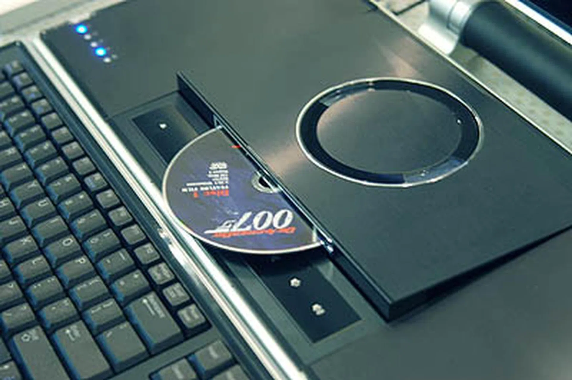 The XPS M2010 offers a cool slot-in DVD-ROM.