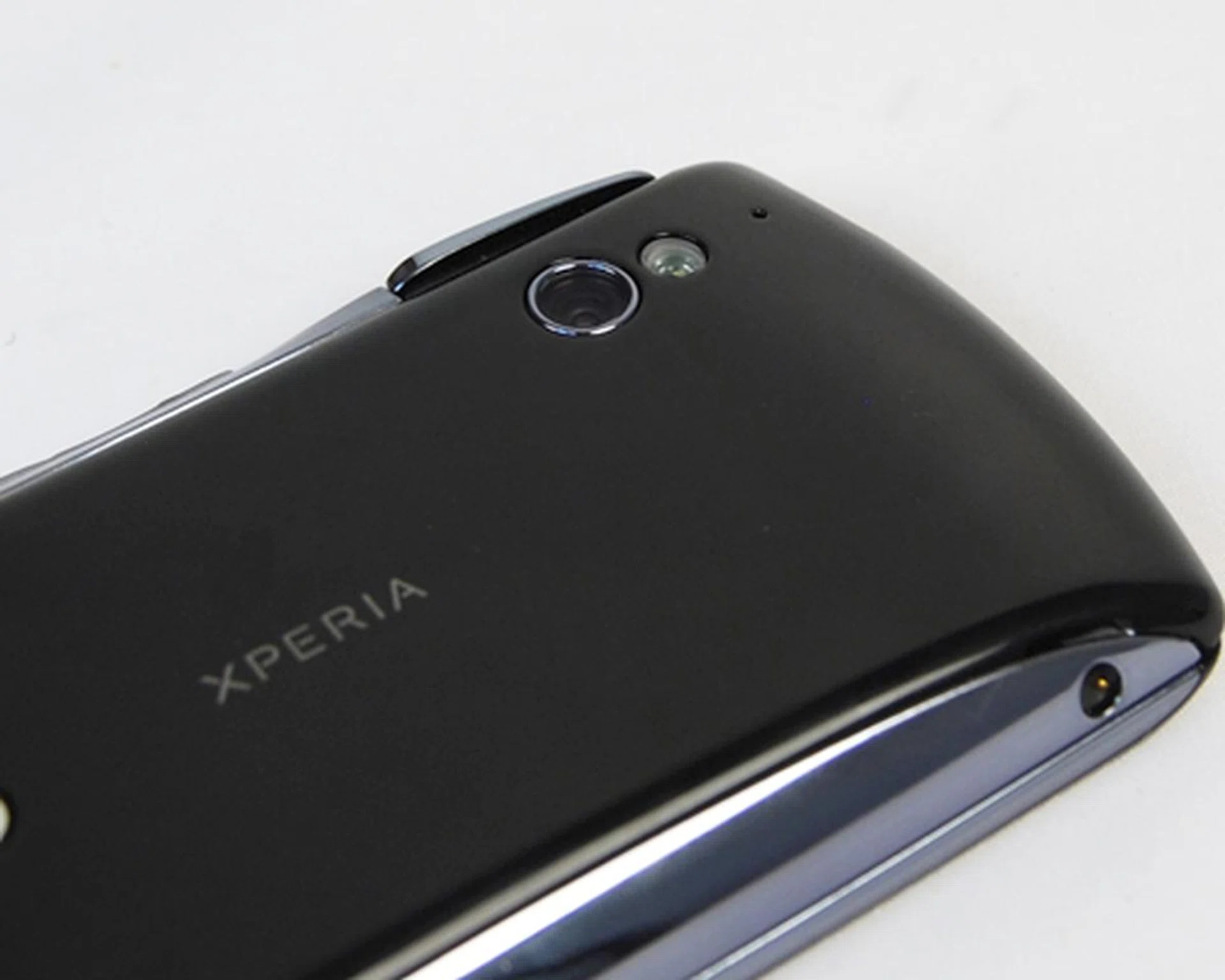 Unlike recent smartphones, the Xperia Play adopts an average 5-megapixel camera to complete the multimedia package.