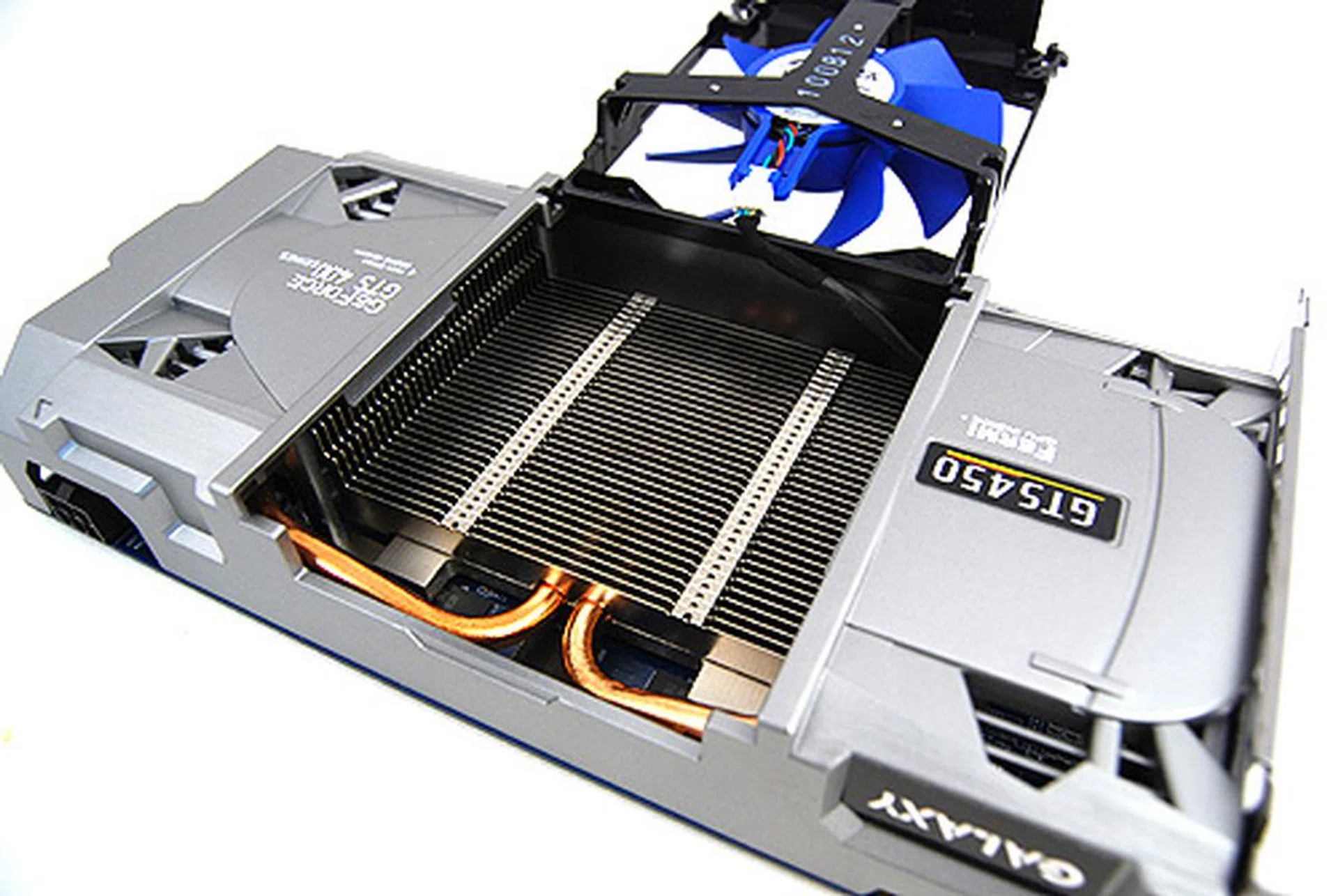 The fan can be lifted as such to access the heatsink below for easily maintenance.