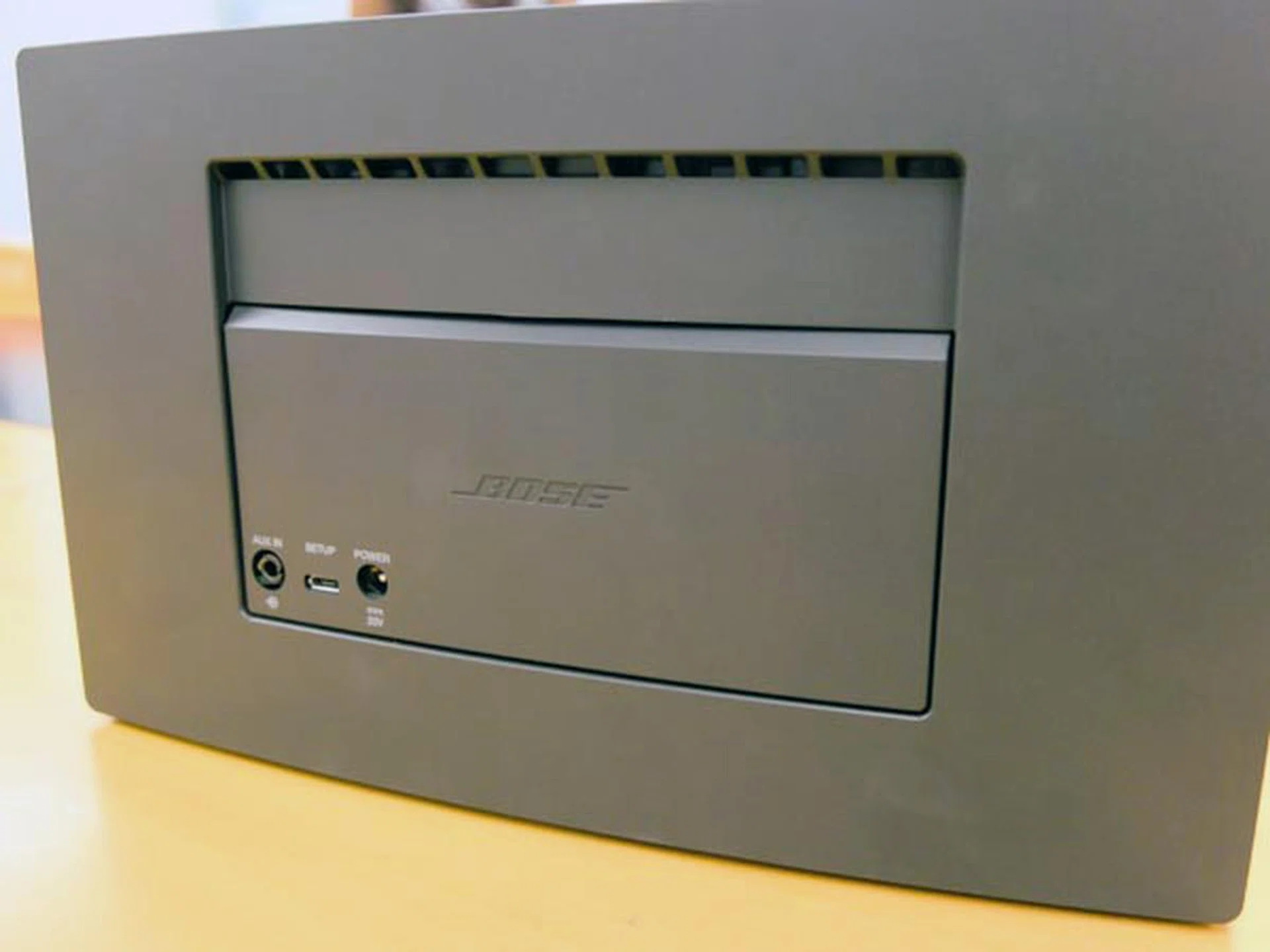 The SoundTouch Portable on the other hand, only has an USB port (also for setup purposes) and an Aux-in.