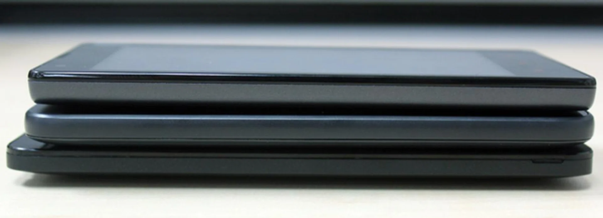 The left side profiles of the three phones. <br> Top to bottom: Xiaomi Redmi 1S, HTC Desire 616 and ASUS ZenFone 5.