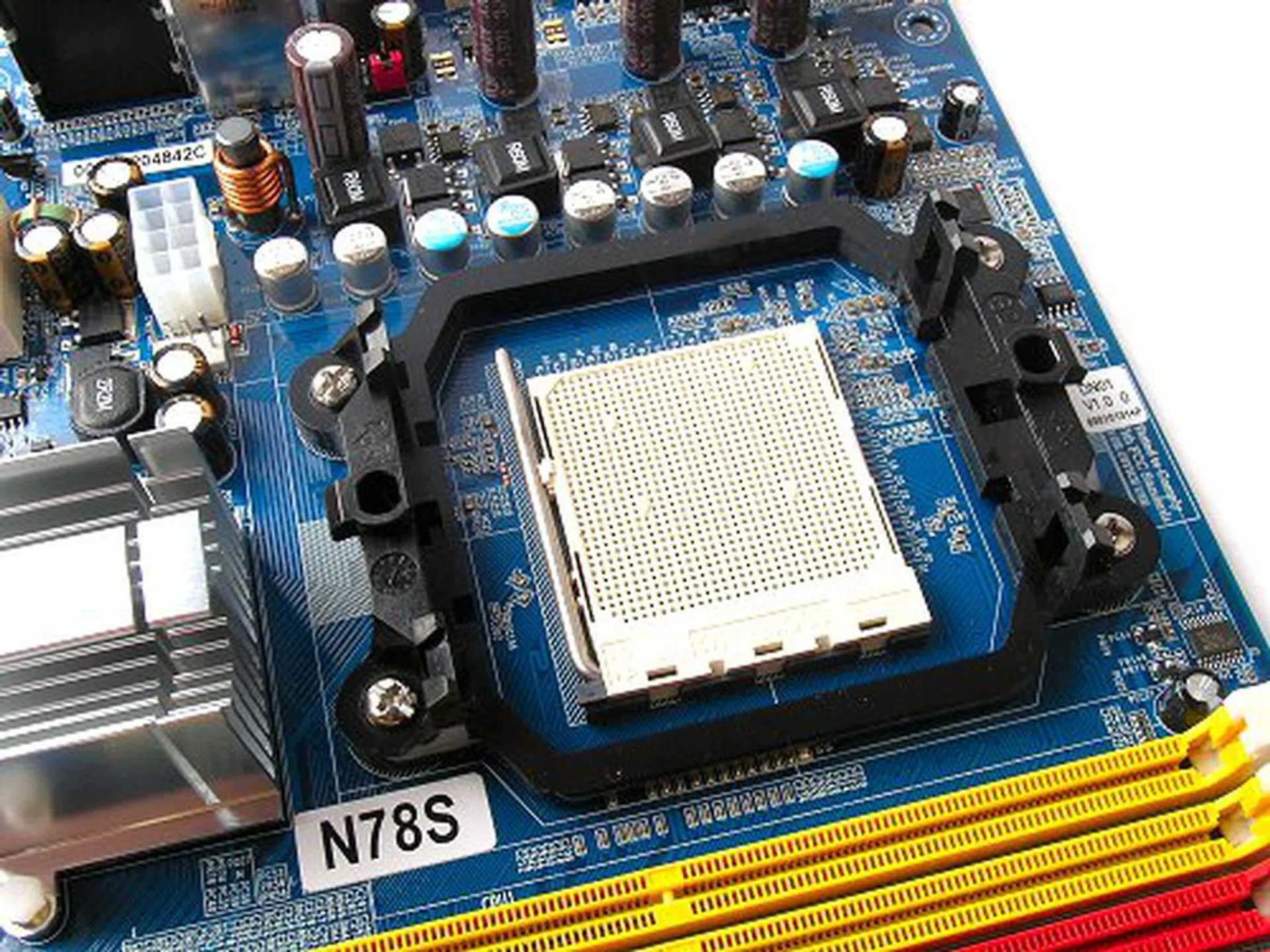 Socket AM2+ looking a little cramped for space.