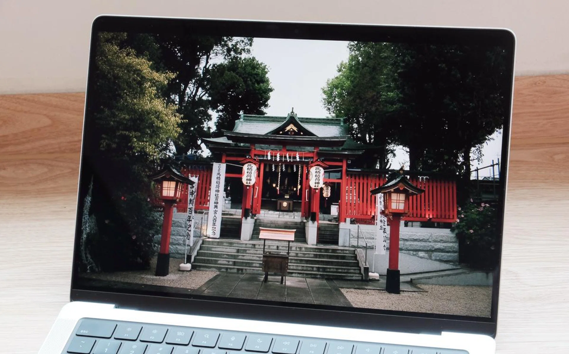 The mini-LED display is, for the most parts, gorgeous. However, it suffers from blooming issues if you go looking for it.