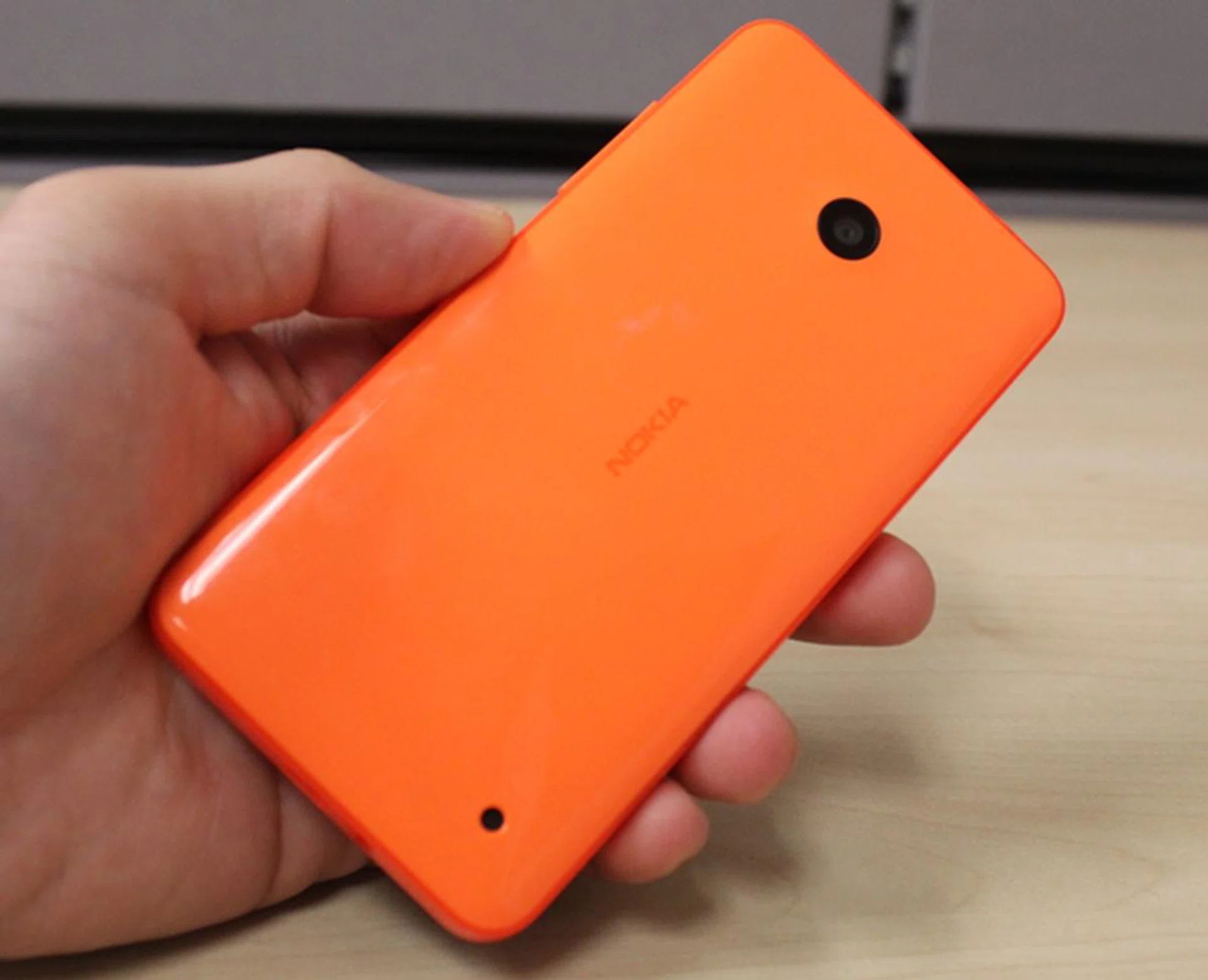 Thankfully, the bright color masks fingerprints and smudges well on the Nokia Lumia 635.