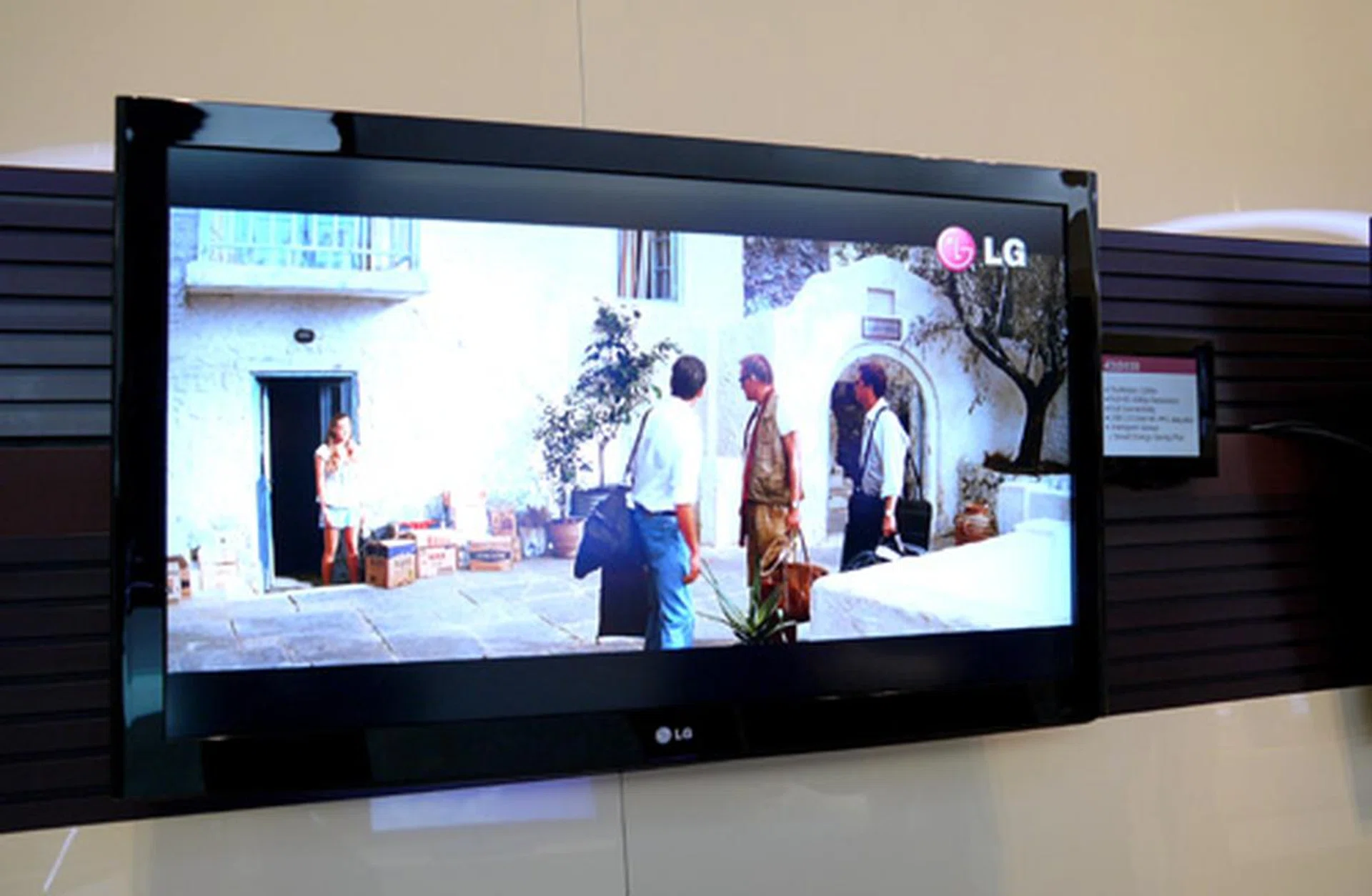 If you're still a believer of CCFL-based TVs, then this mid-range model might interest you. The 42-inch LD550 comes with a 1080p panel and refresh rate of 120Hz. Comes with an Intelligent Sensor which detects the condition of ambient lighting as well.