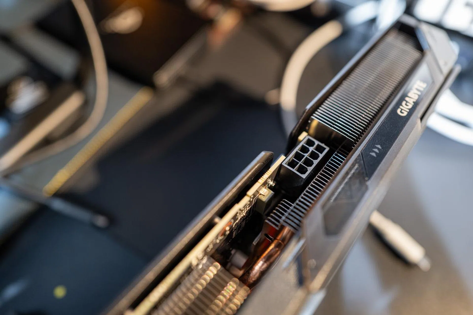 The Radeon RX 9060 XT uses a single 8-pin PCIe power connector. Photo: HWZ