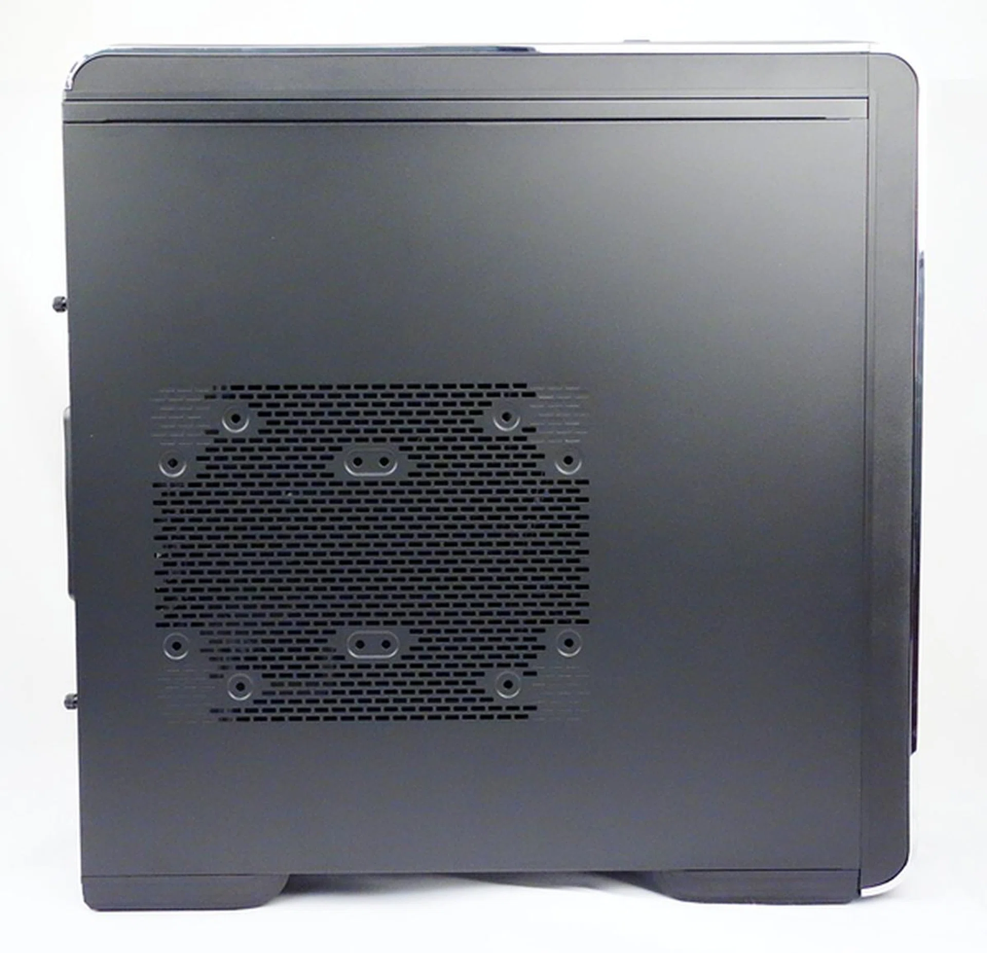 This side panel has the option to mount a single 180- or 200mm intake fan, or a pair of 120mm intake fans.