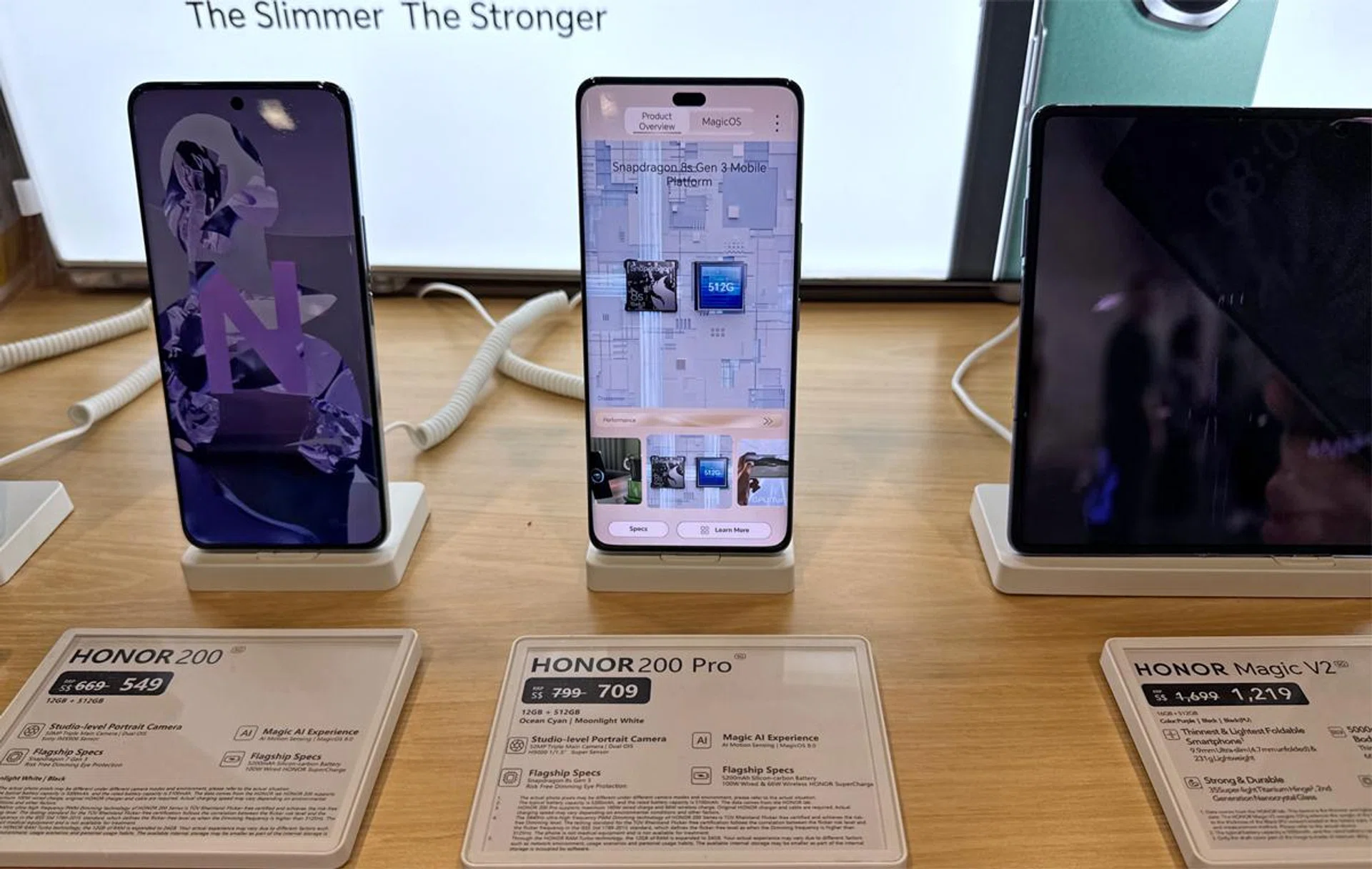 Honor 200 Pro (centre). Photo: HWZ.