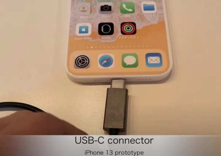 The iPhone 13 could come with a USB-C port. <br>Image source: Screenshot taken from Macotakara's YouTube video on "iPhone 2021/5.5 inch 3D プリントモックアップ"