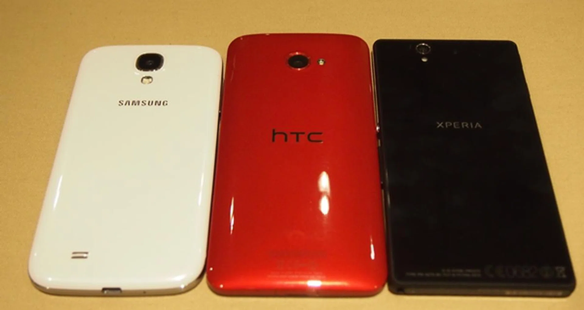 In terms of handling, we prefer the HTC Butterfly as it has a curved back. When it comes to design, the Sony Xperia Z easily takes the crown for it simple, yet elegant build.