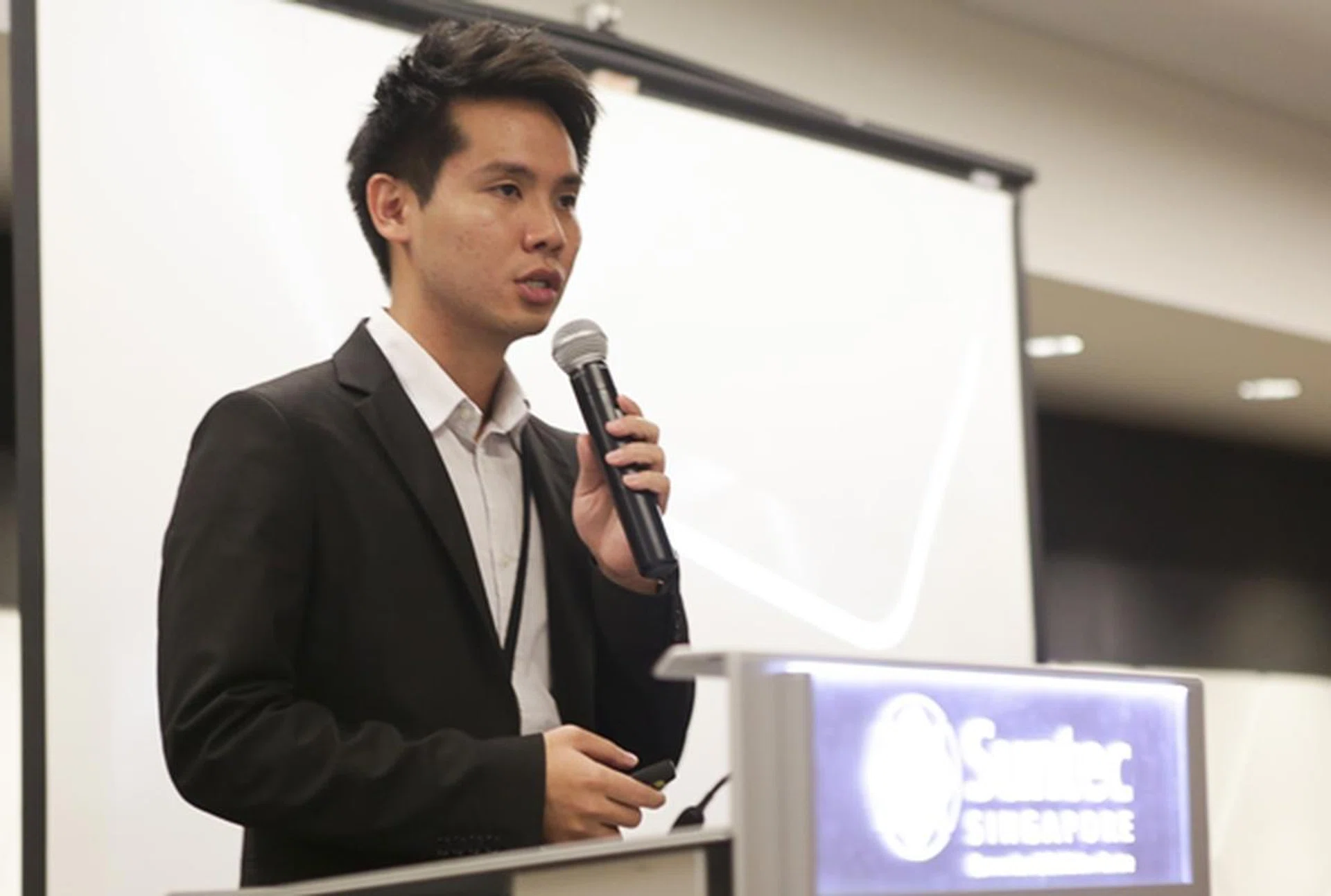 Mr. Derek Cheng, Product Manager (Smartphones) for ASUS Singapore gave his opening address to the participants.