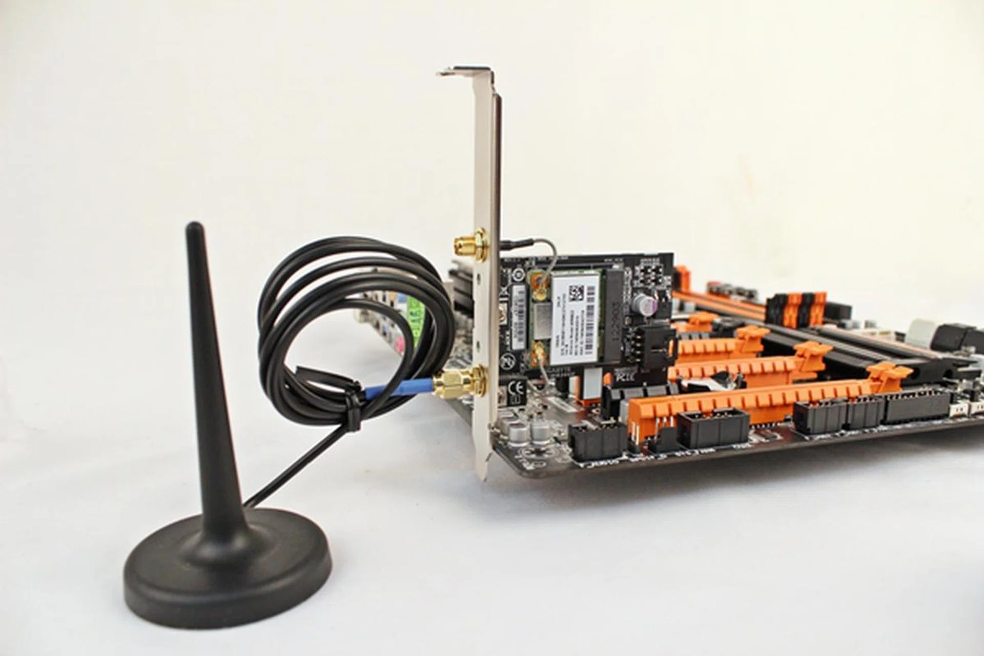 We slotted in the GC-WB300D PCIe expansion card and attached one of the antenna for illustration purposes. The antennae can be used interchangeably, one of the connectors on the expansion card is for Bluetooth connectivity and the other for Wi-Fi.