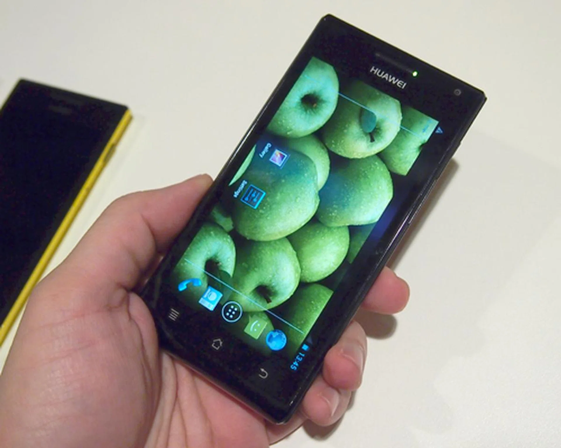 Though Android 4.0 removes the need for manufacturers to include physical buttons on their devices, we noticed that Huawei retained three touch sensitive buttons on the Ascend P1 S.