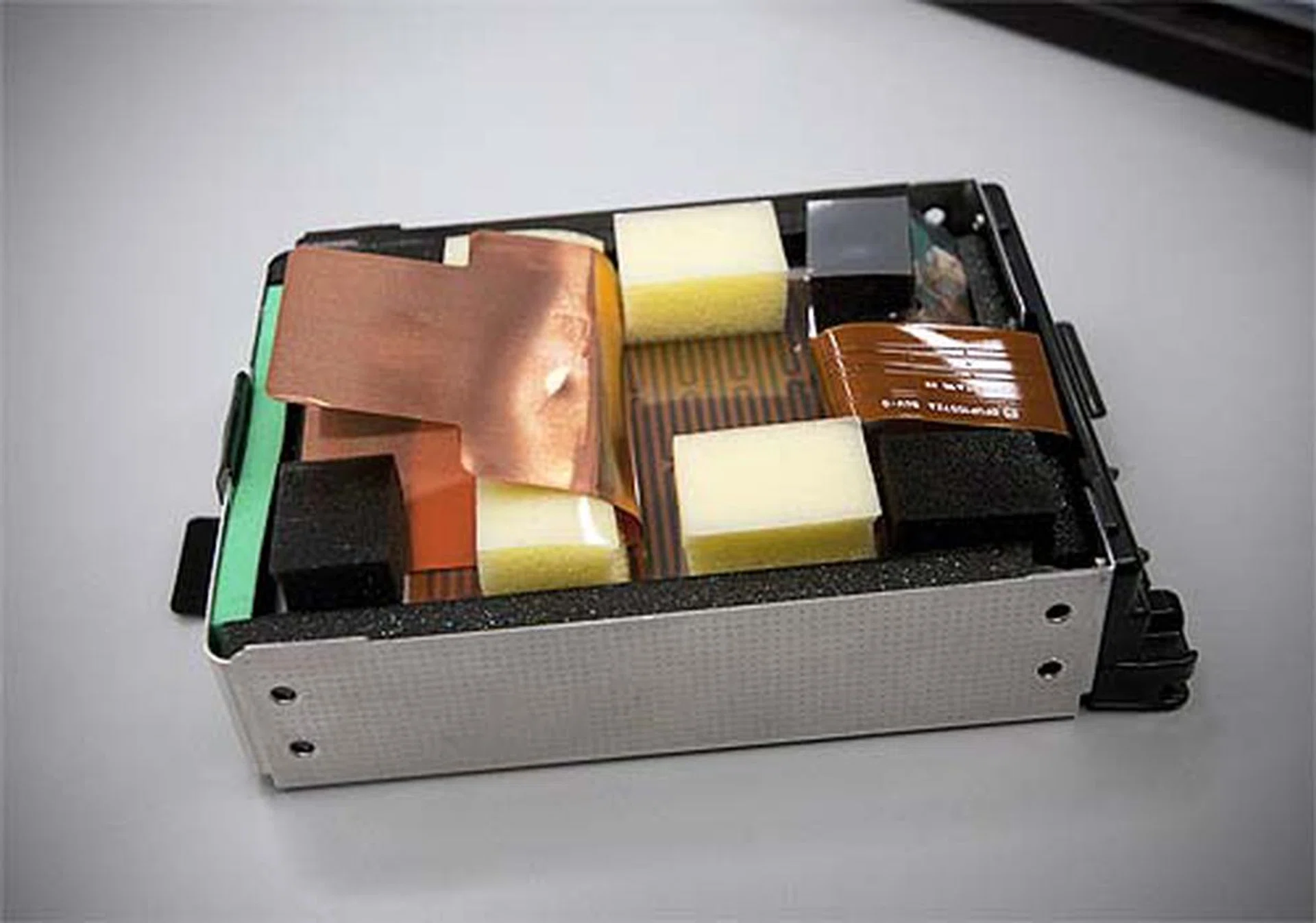 Here you can notice some of the sponge material used in the drive cage to protect the notebook's HDD.