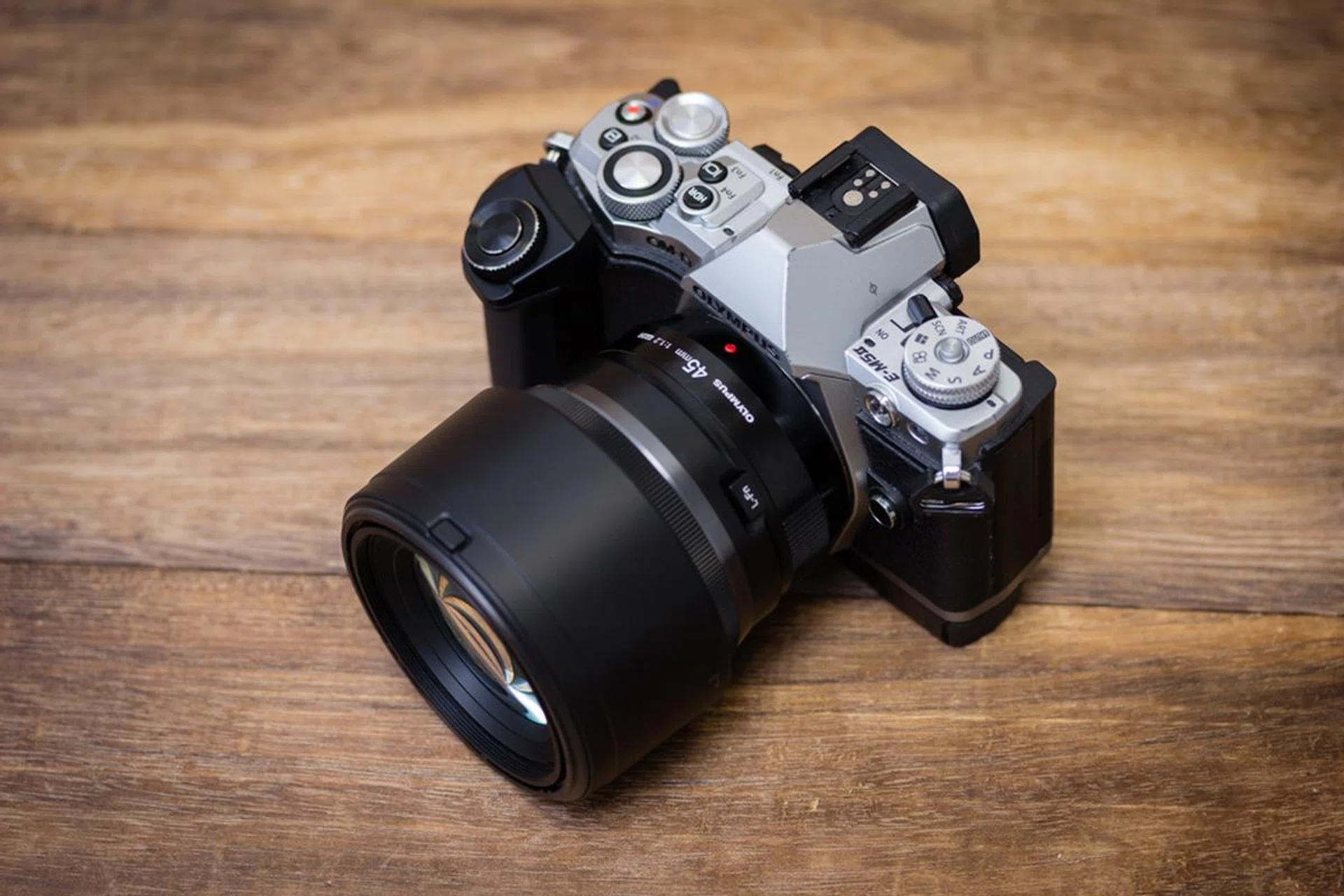 The 45mm f/1.2 Pro is quite a big lens, so you’ll need a camera with a grip to balance its heft. Shown here on an Olympus E-M5 Mark II with its optional grip accessory and the lens hood attached.